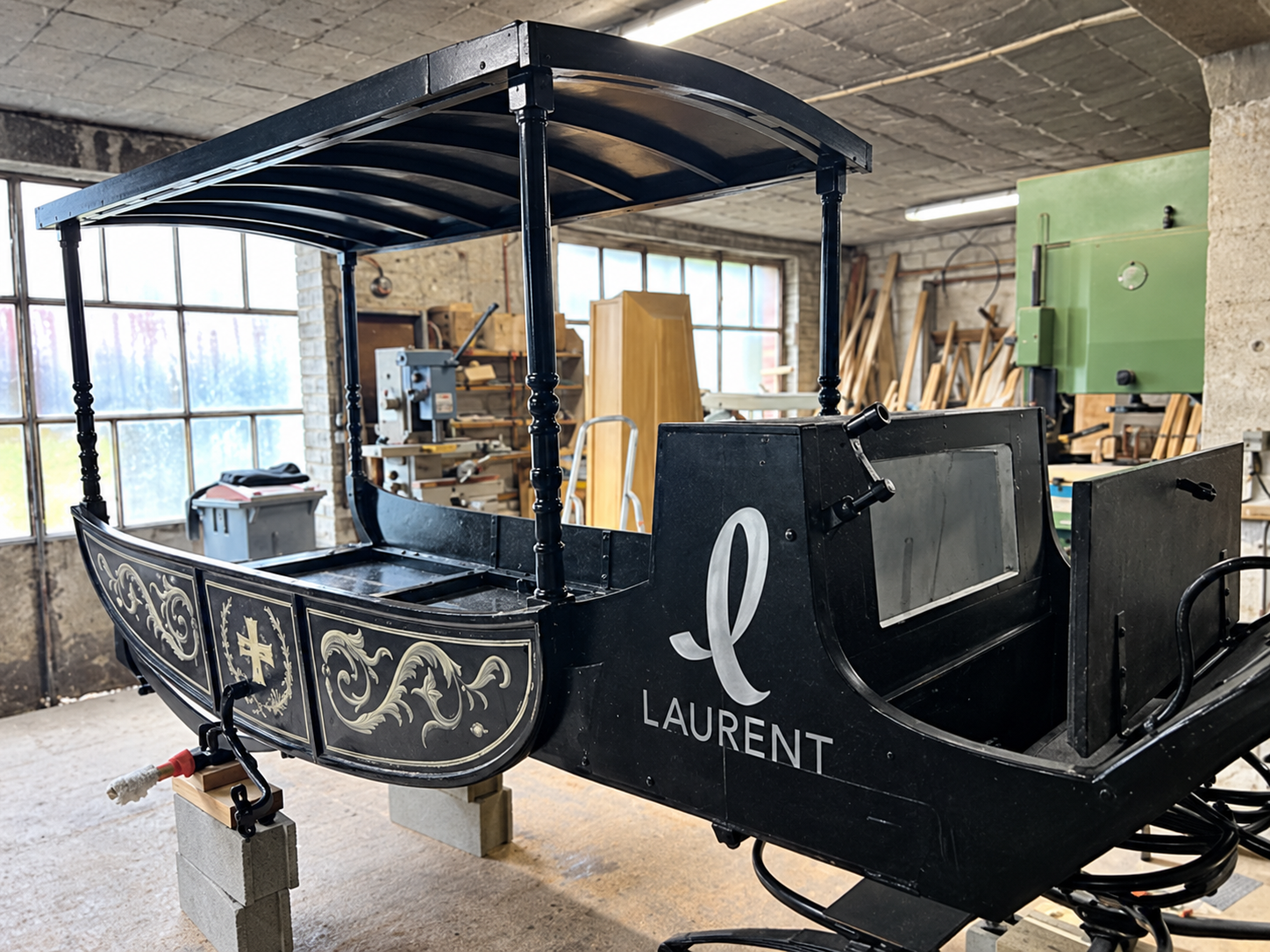 La carrosserie et la signature Laurent pendant la restauration