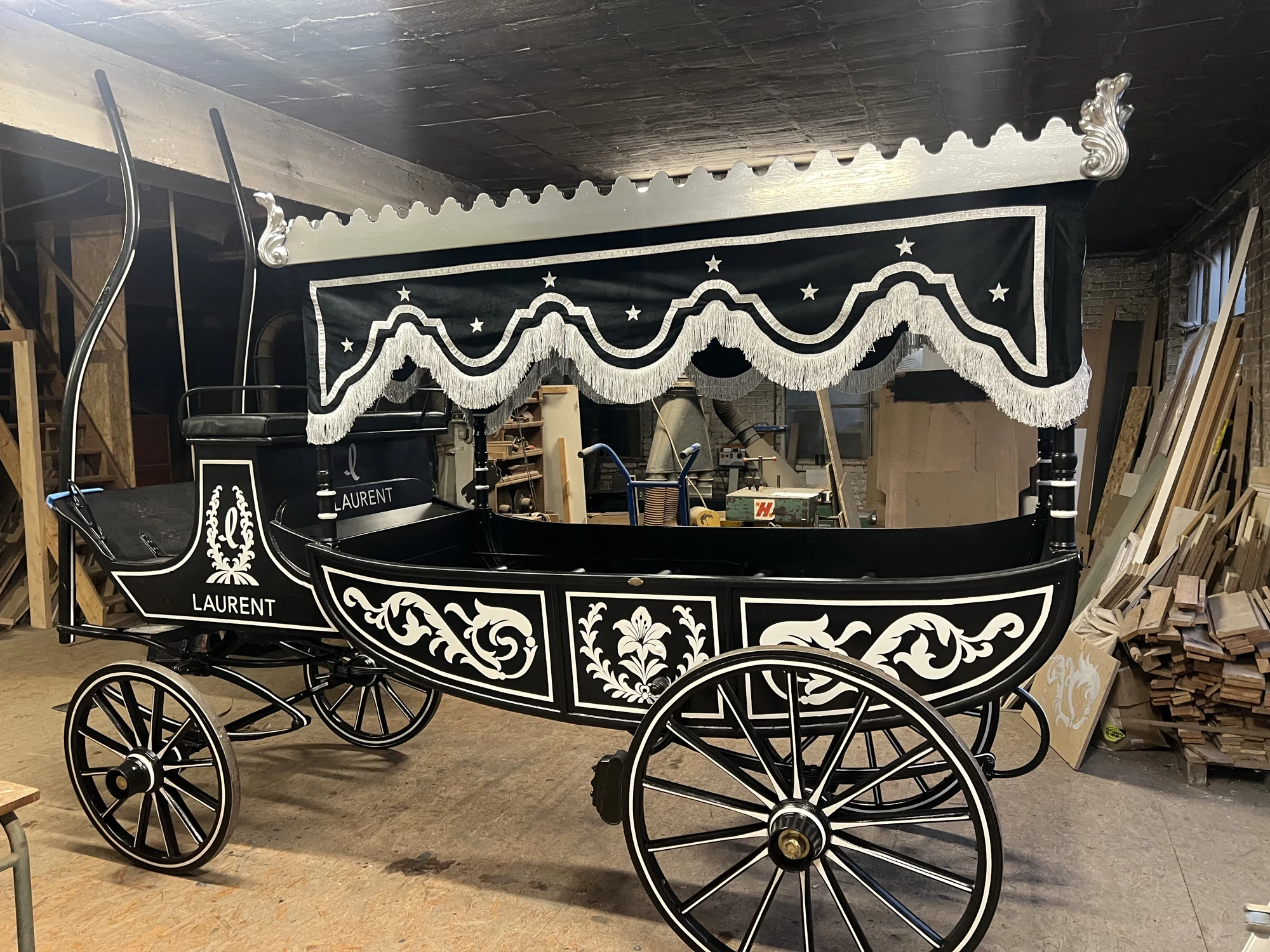 Le profil de la calèche : décors, roues et garnitures