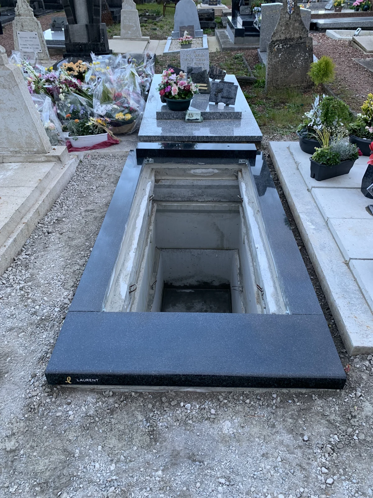 Le caveau ouvert dans son encadrement en granit