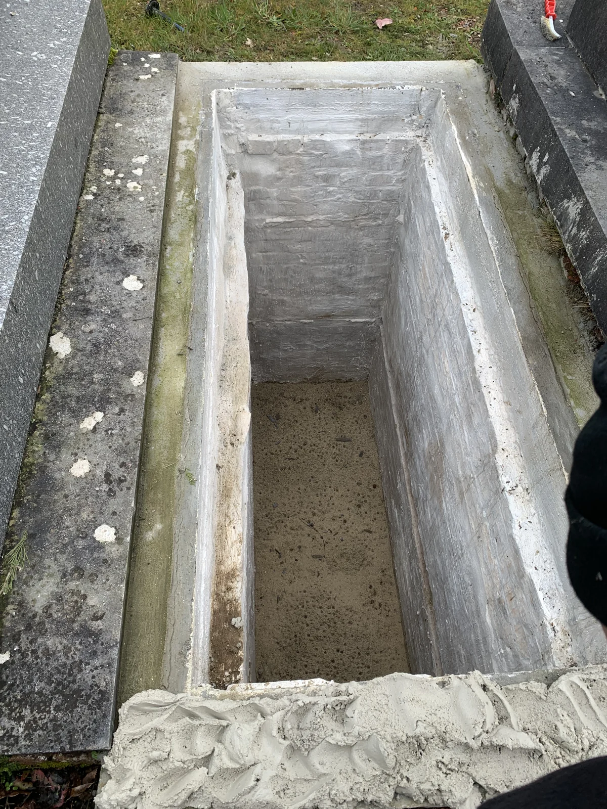 Une vue intérieure de la maçonnerie du caveau