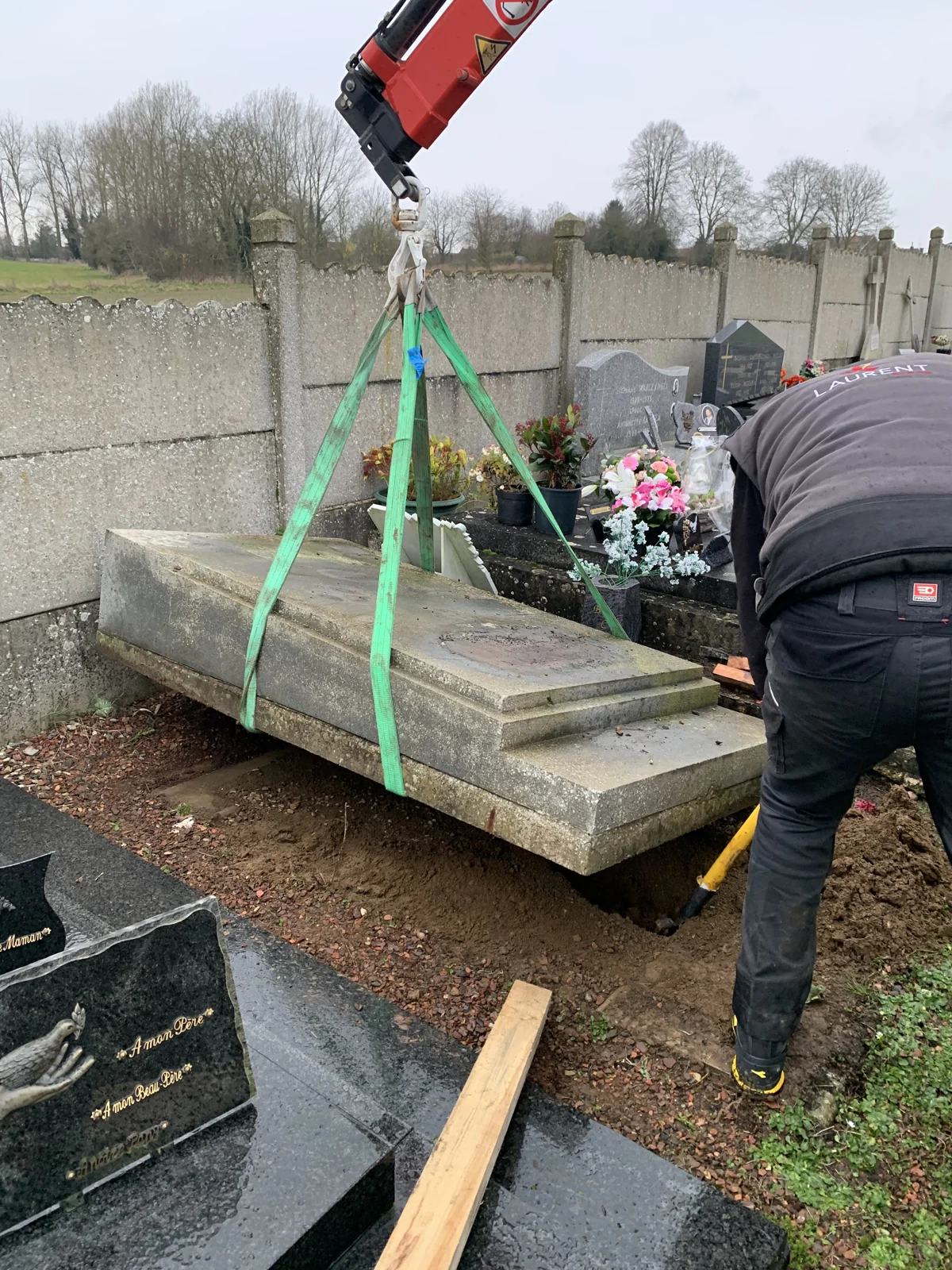 Le levage d’un élément de sépulture pendant les travaux