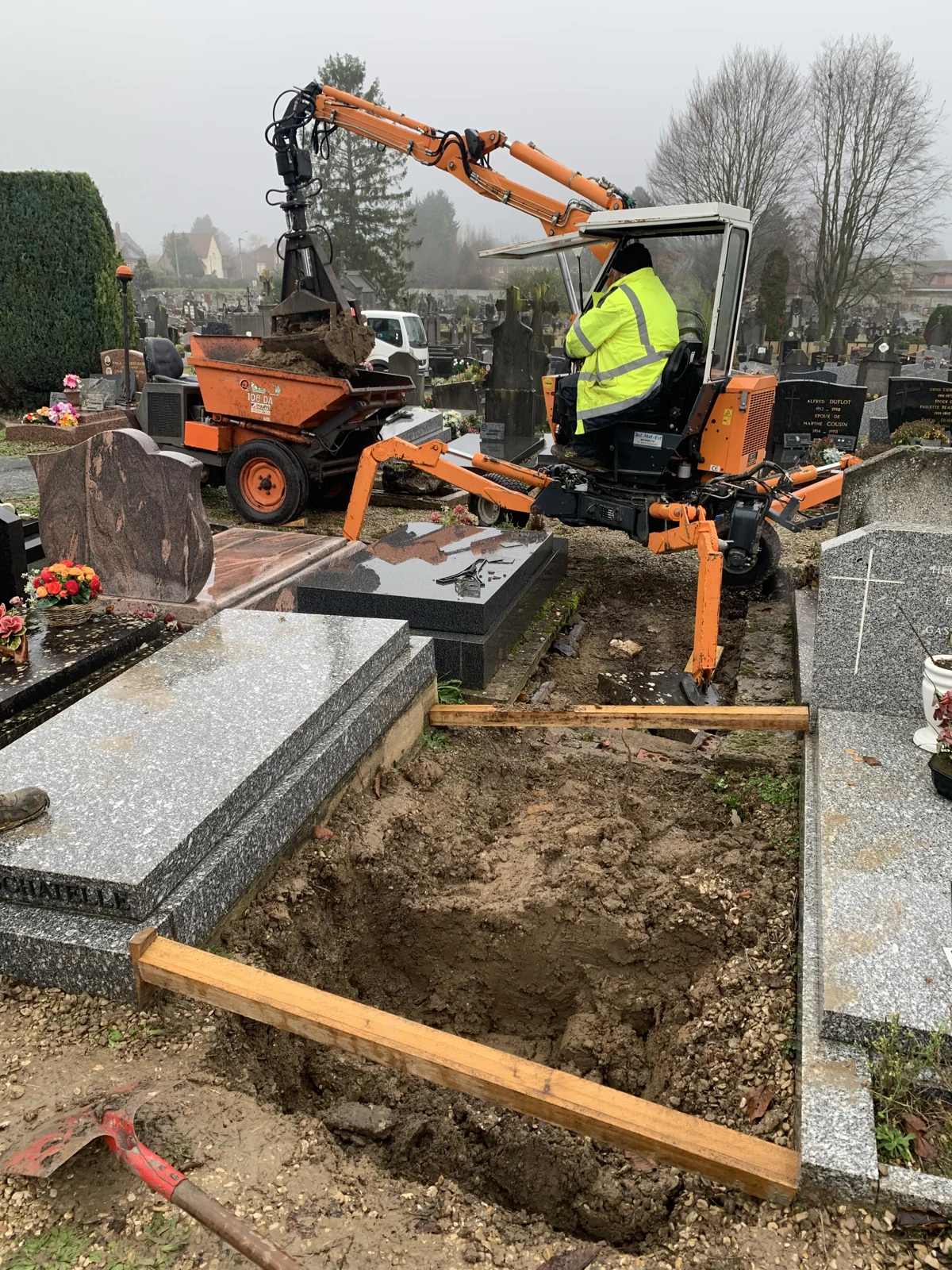 L’engin de chantier utilisé pour les travaux de caveau