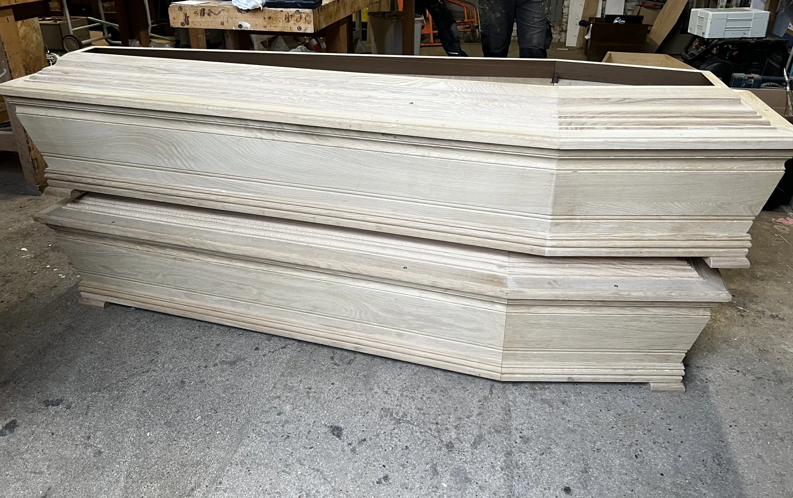 Un cercueil en bois en cours de fabrication dans notre atelier