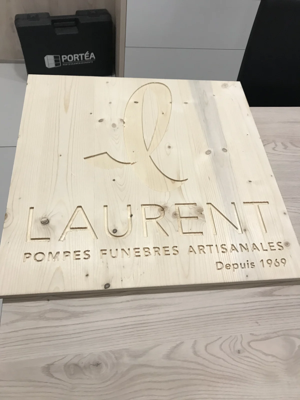 La signature Laurent gravée dans le bois