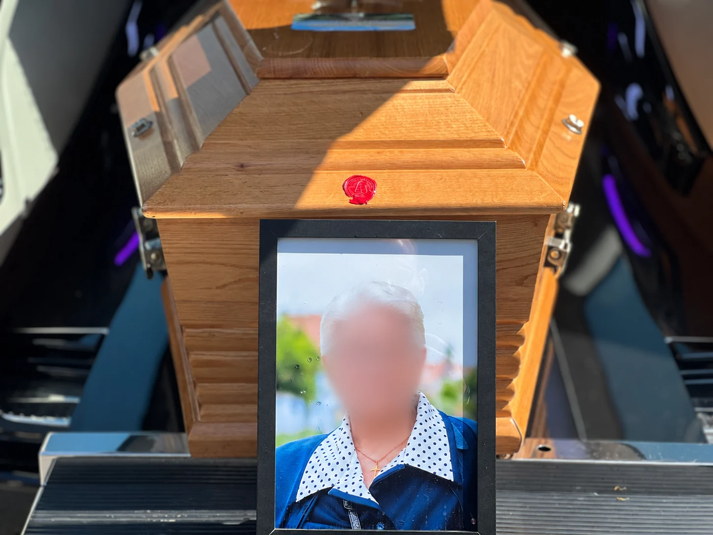 Un portrait et des fleurs pour accompagner l’hommage