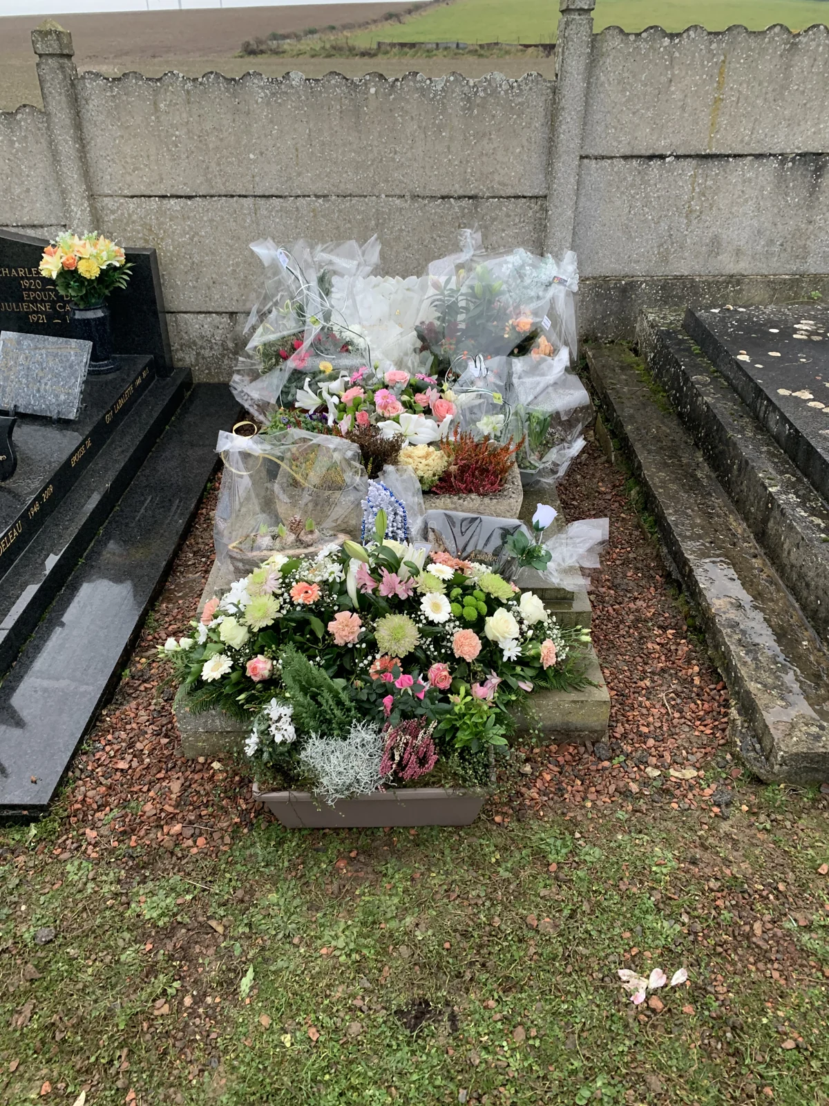 Les fleurs réunies devant la tombe, lieu de recueillement