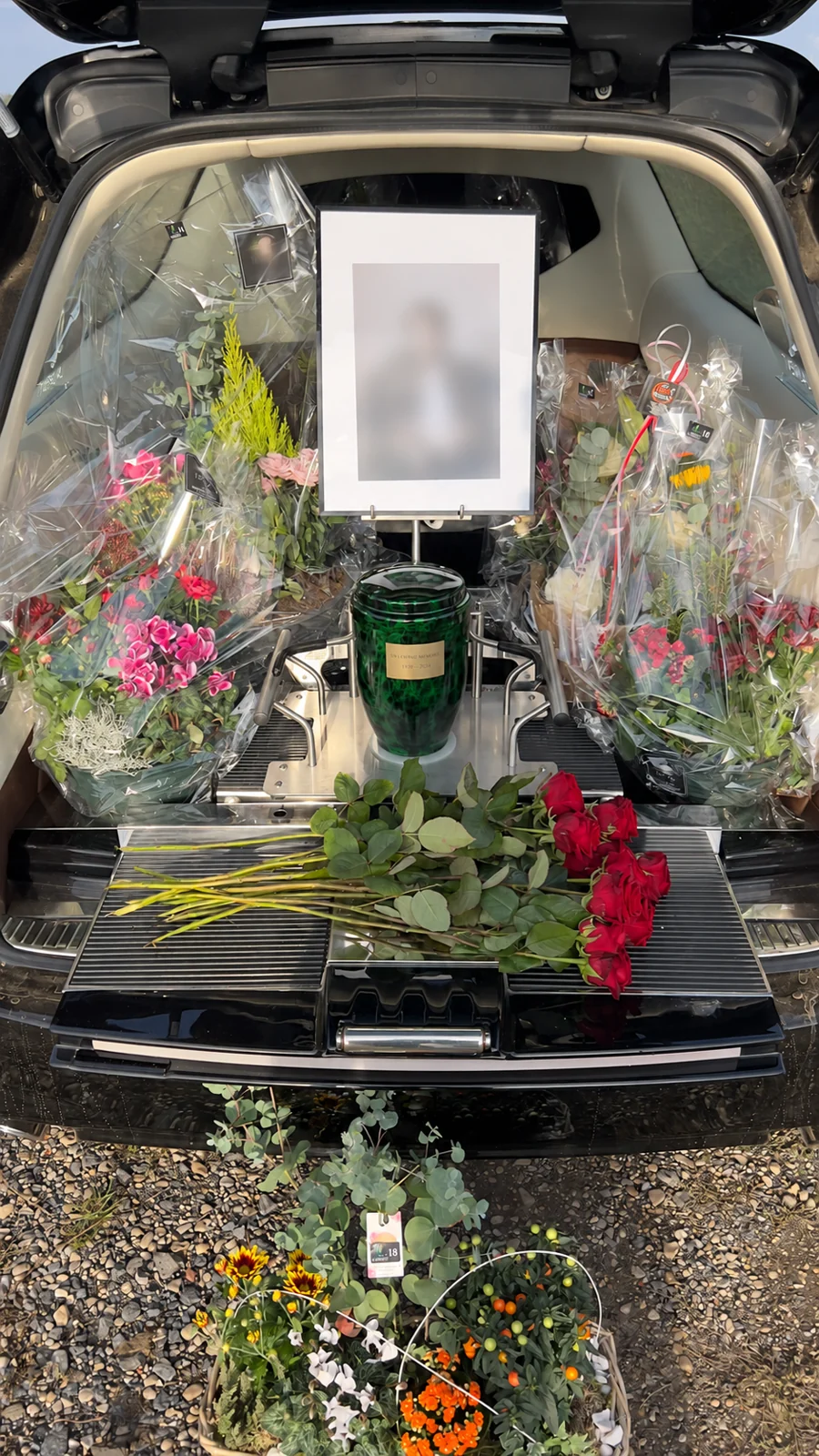 Un accompagnement floral autour de l’urne et du portrait