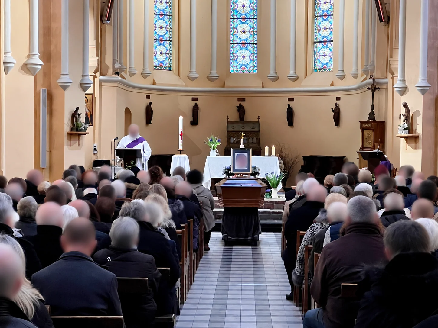 Lectures et recueillement au cours de la célébration