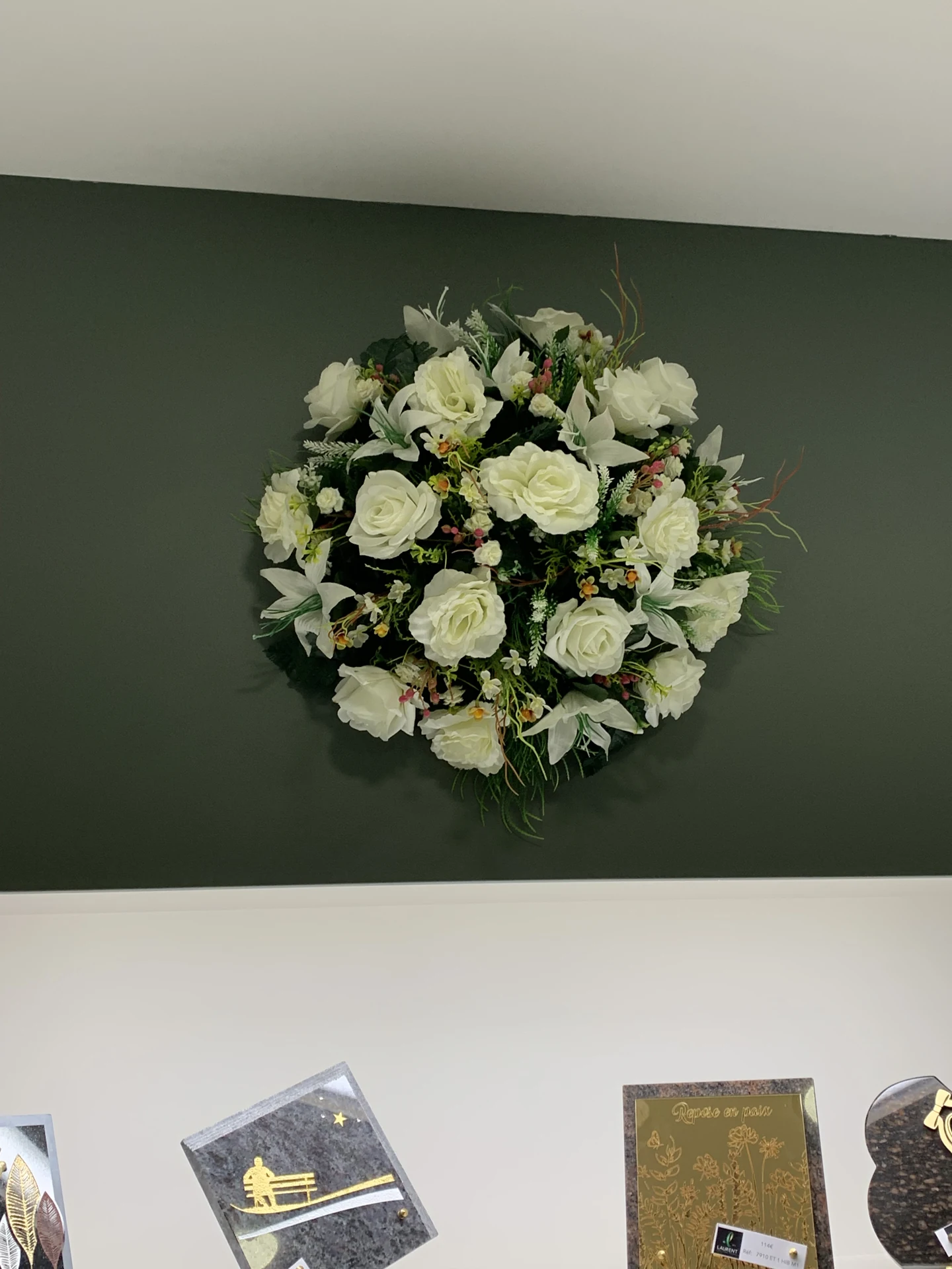 Composition florale présentée en agence