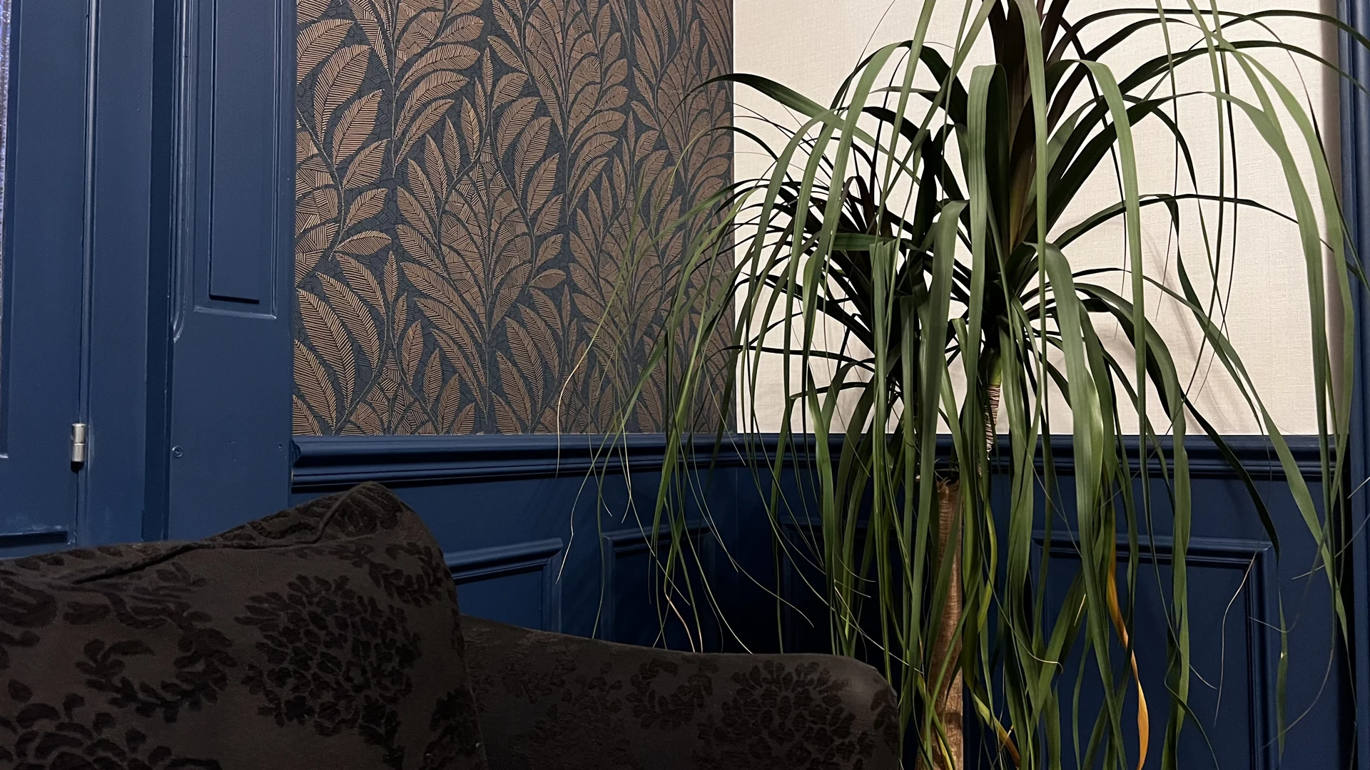 Une atmosphère paisible dans un salon de recueillement