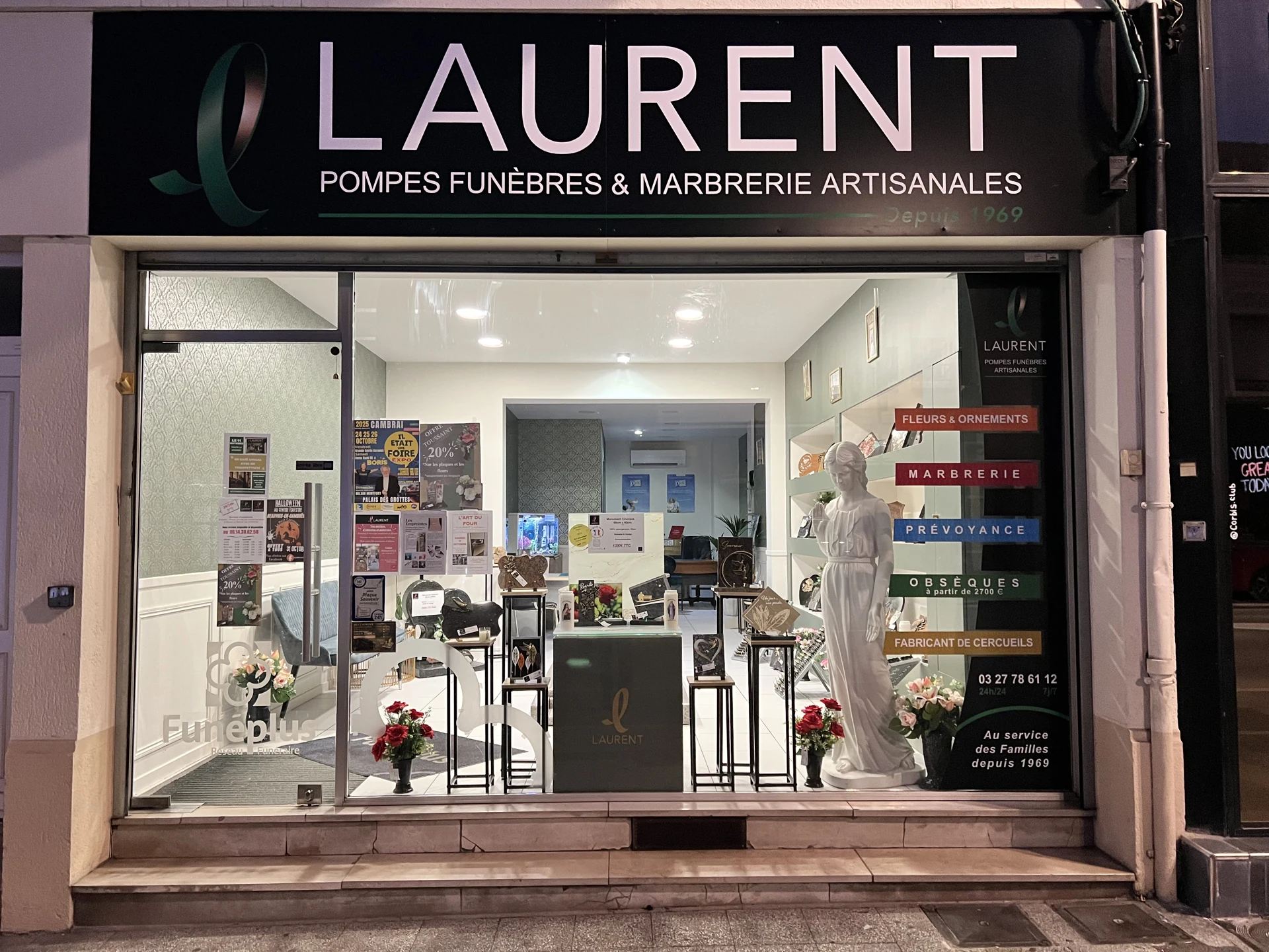La vitrine de notre agence de Cambrai à la tombée du jour