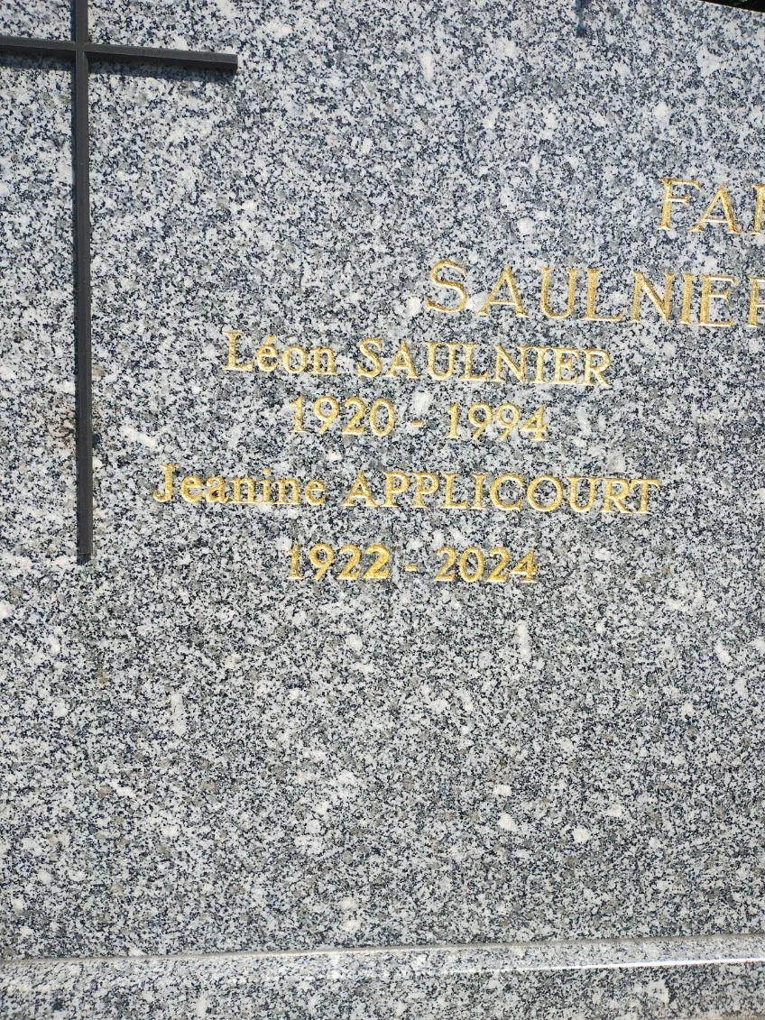 Noms et dates en lettres dorées sur le granit