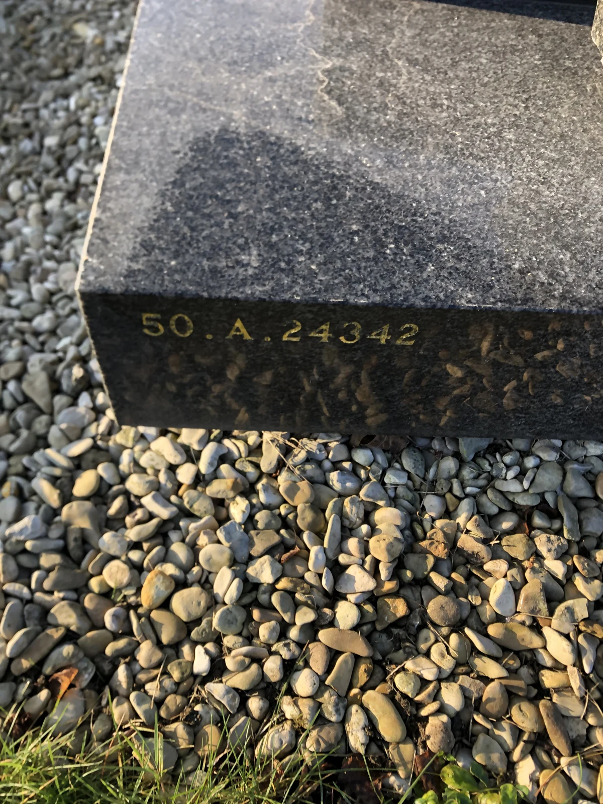 Une inscription discrète sur le soubassement