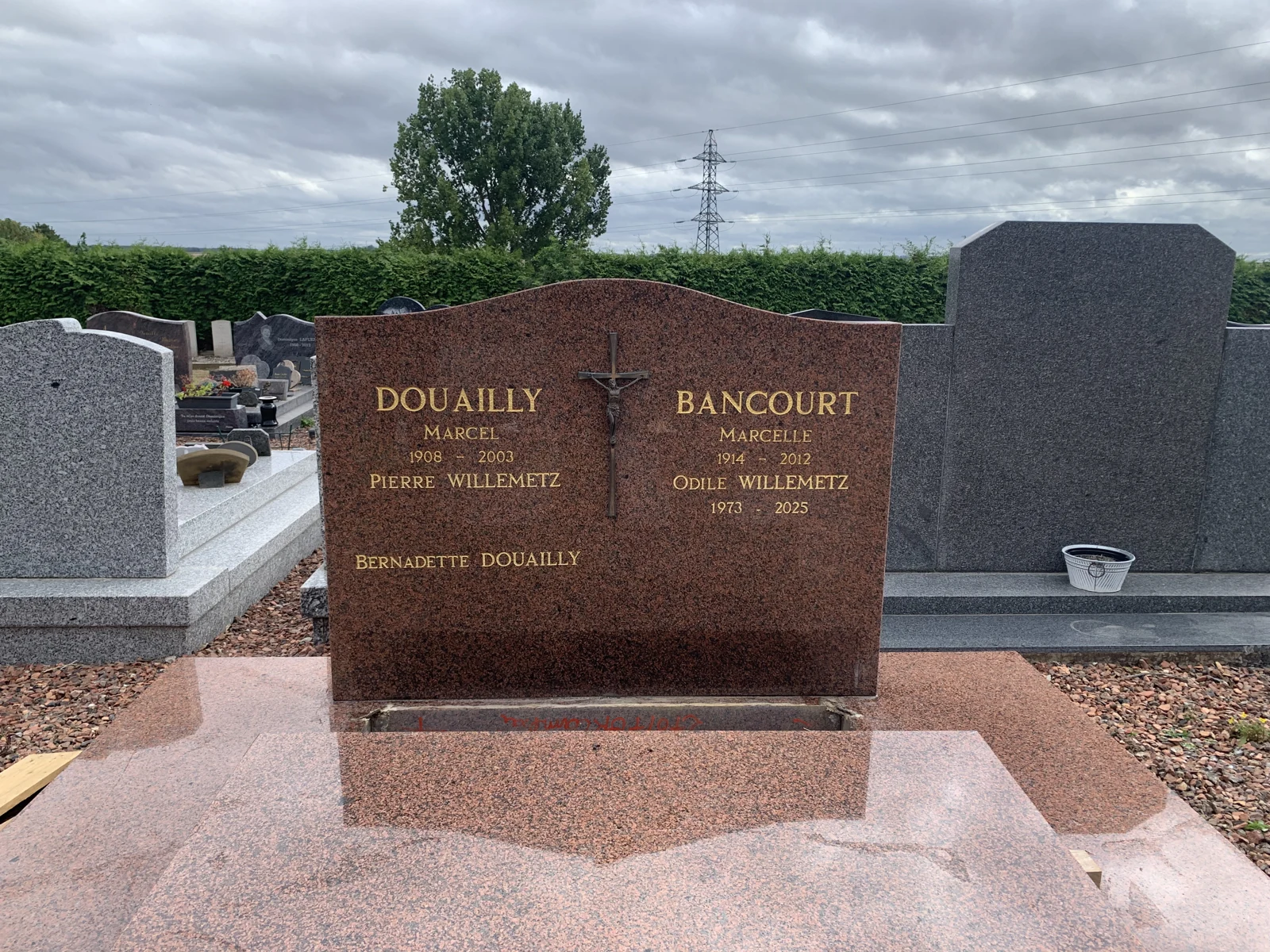 Des inscriptions dorées sur un monument en granit