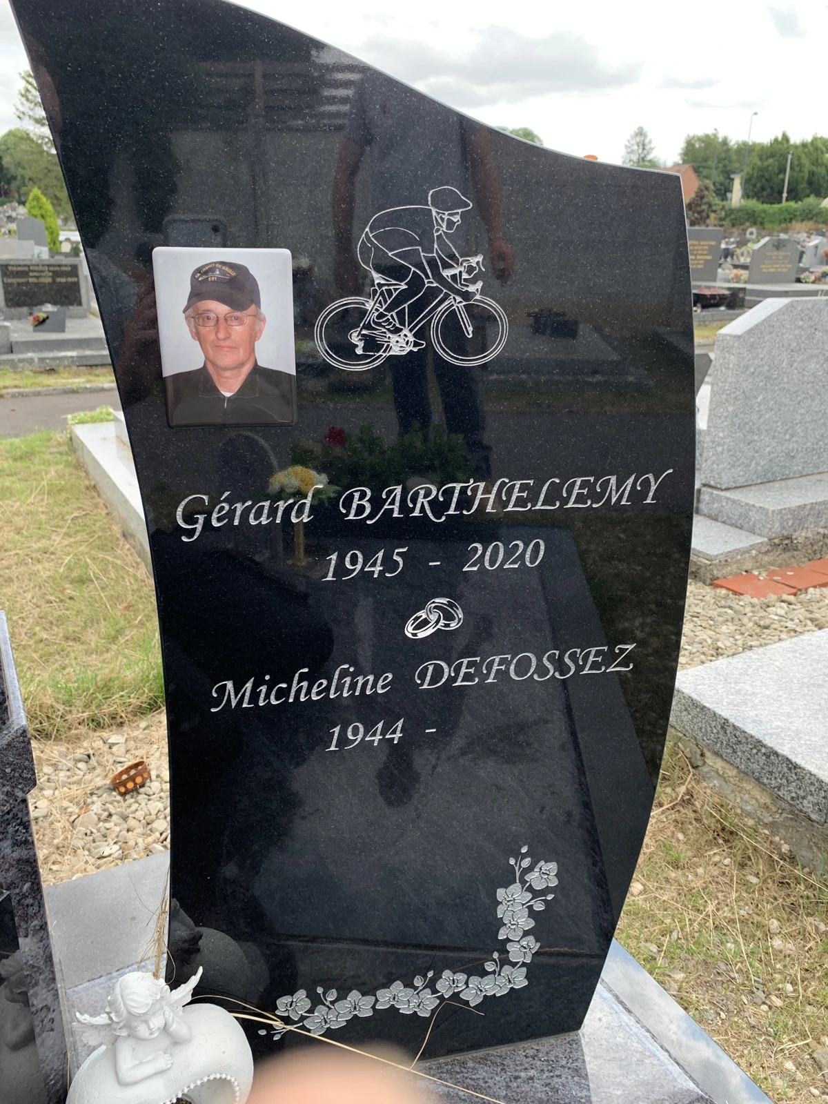 Un motif cycliste et des inscriptions personnalisées