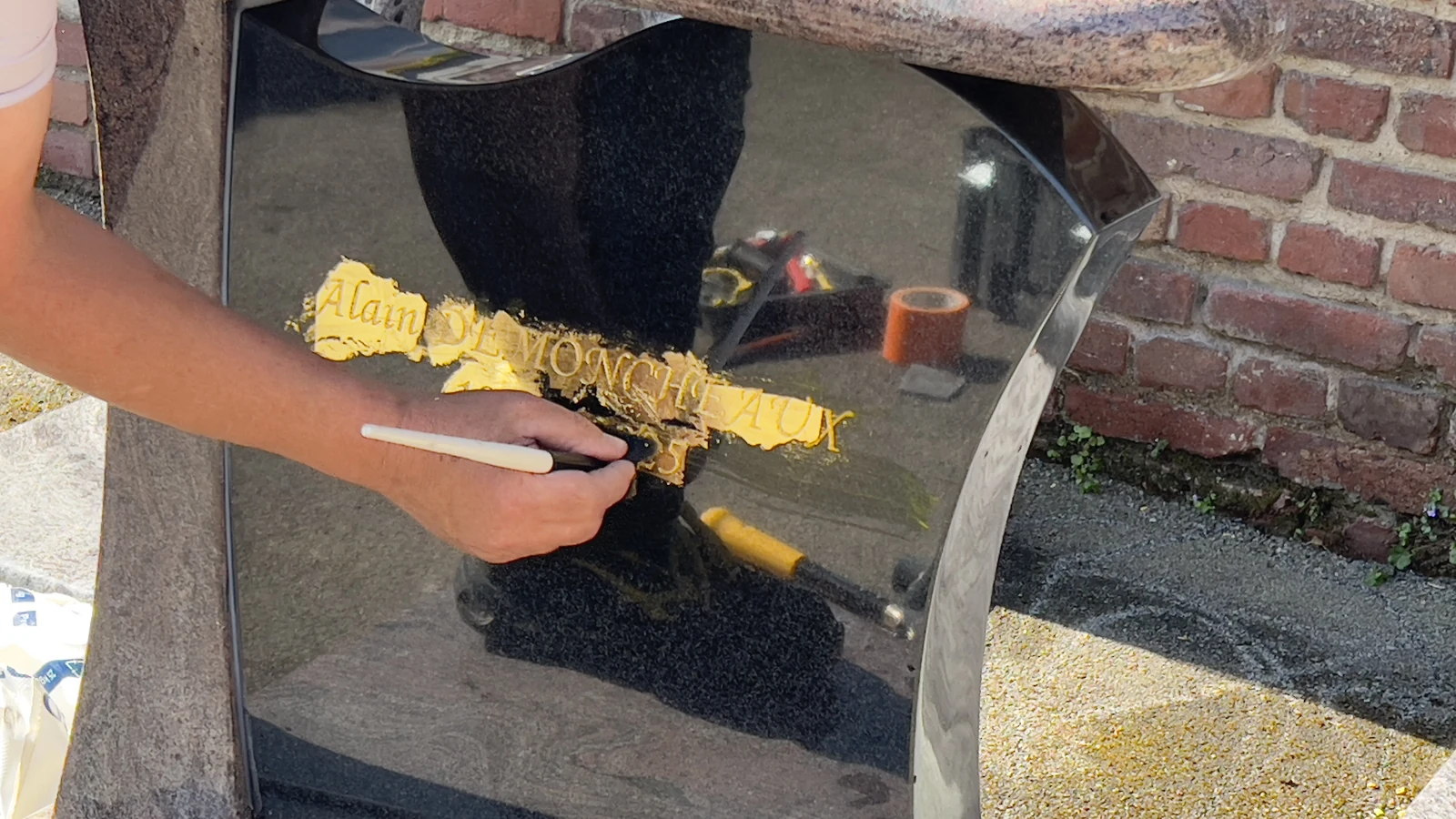 La pose de la feuille d’or sur les caractères