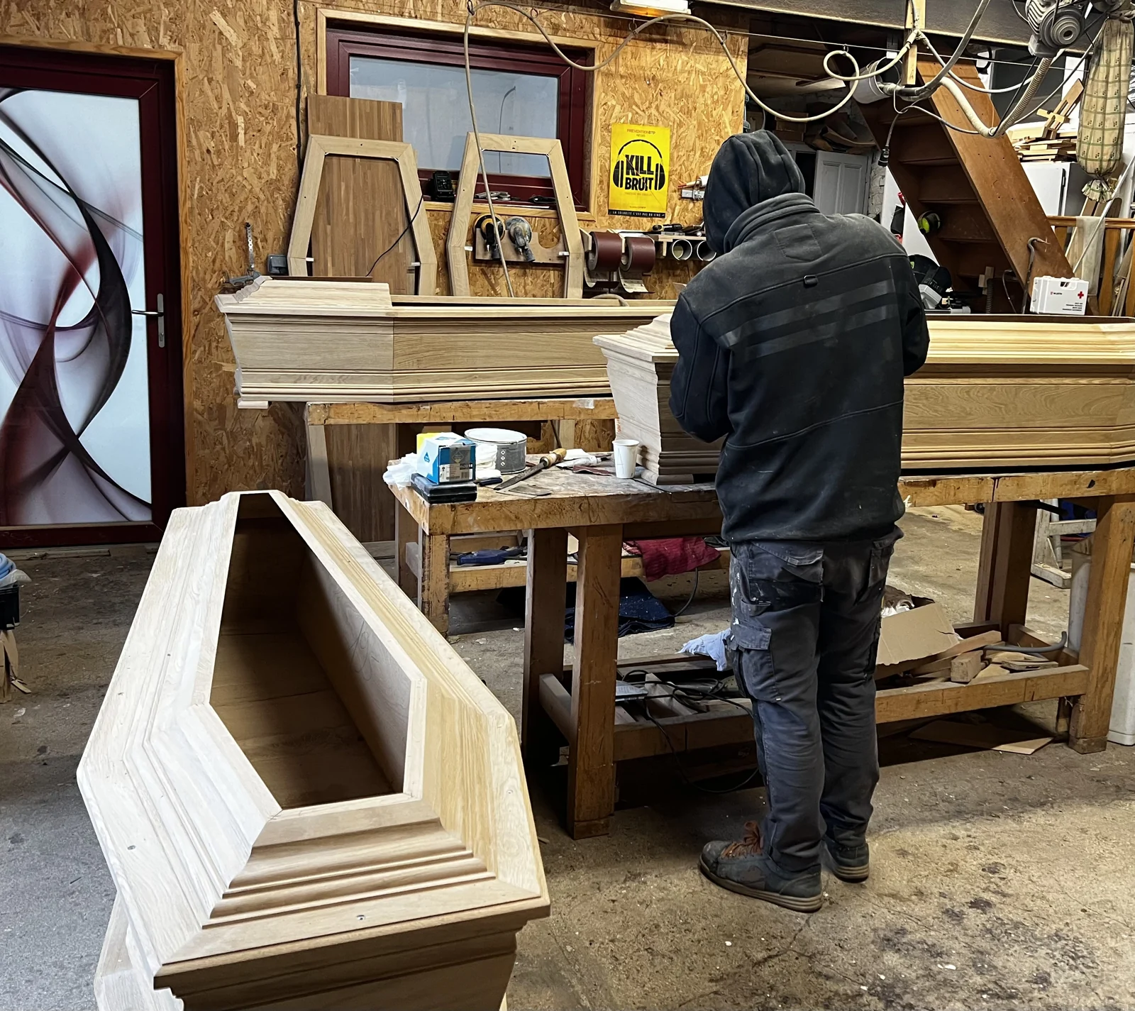 La fabrication d’un cercueil dans l’atelier Laurent