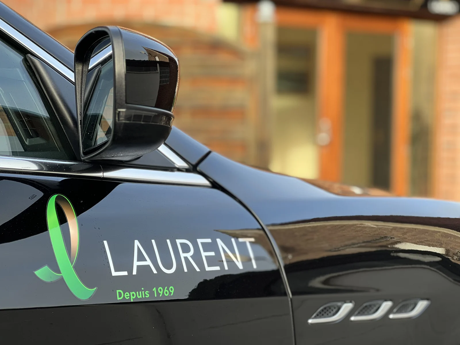 La signature Laurent sur le véhicule de cérémonie