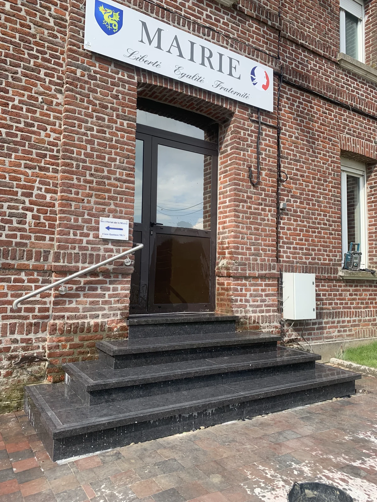 Les marches en pierre devant la mairie