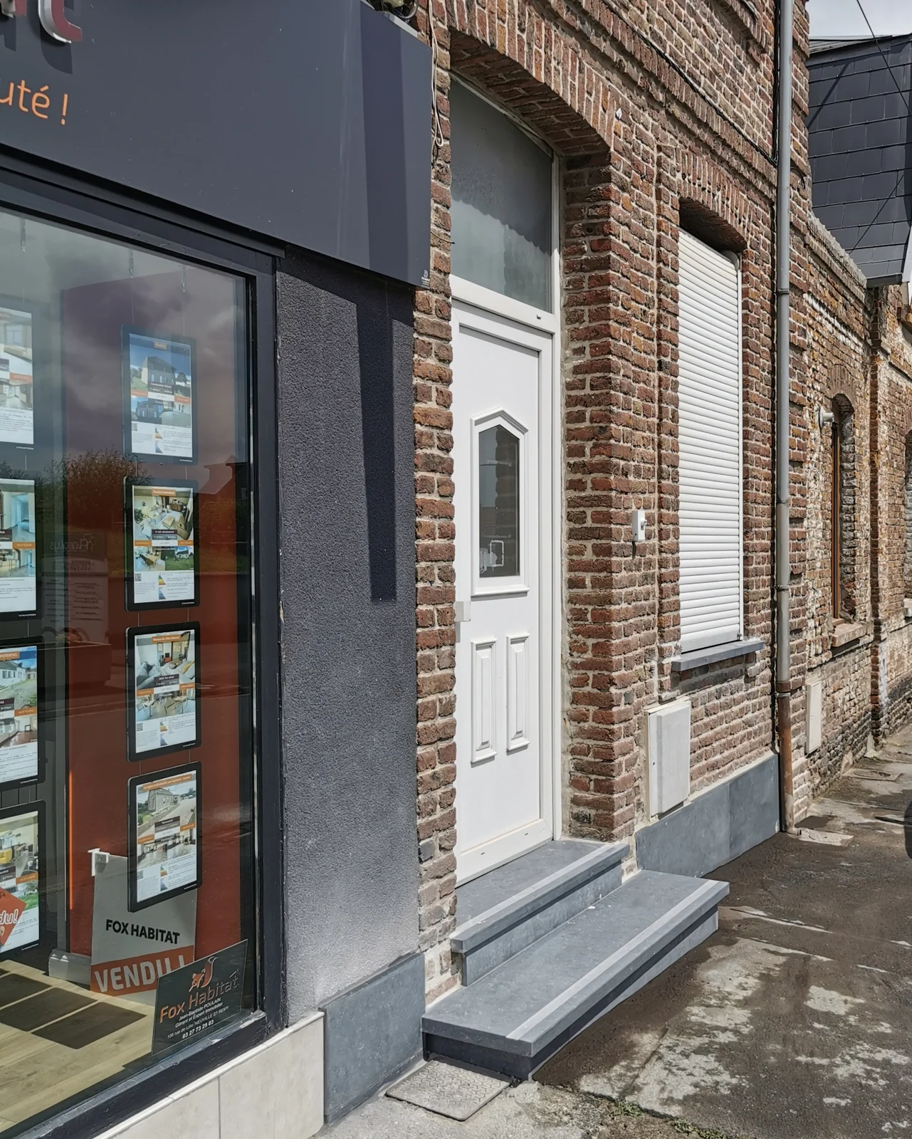 Les marches et le soubassement intégrés à la façade