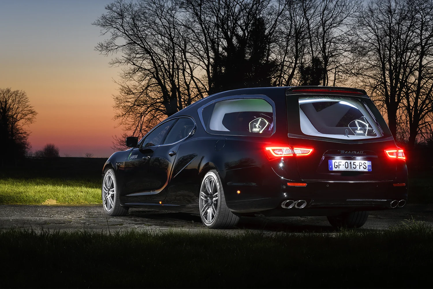 La Maserati au coucher du soleil