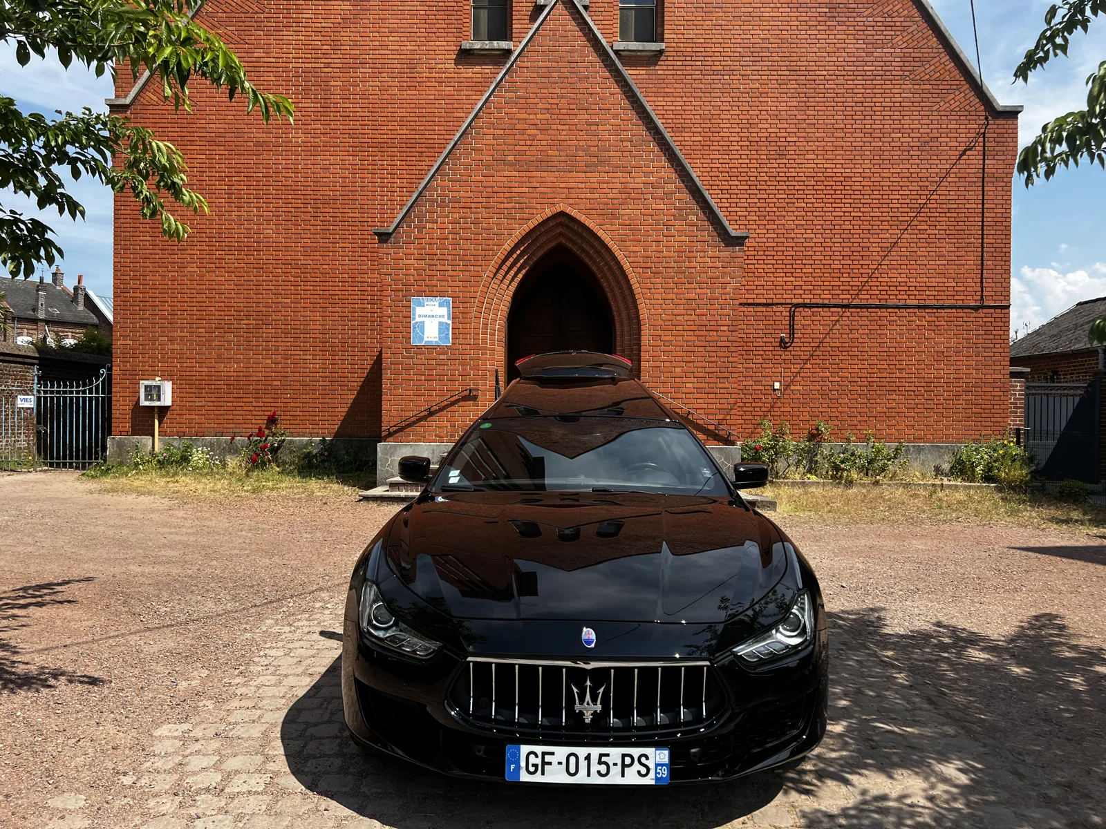 Le véhicule devant une église en brique