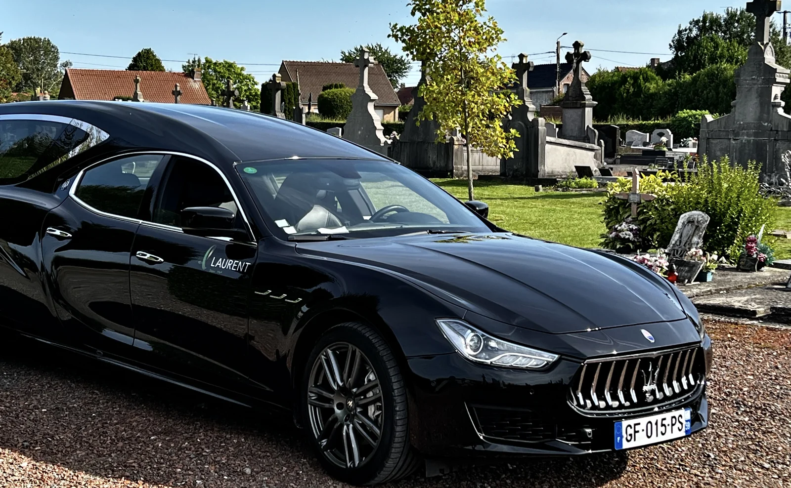 La Maserati dans un cimetière