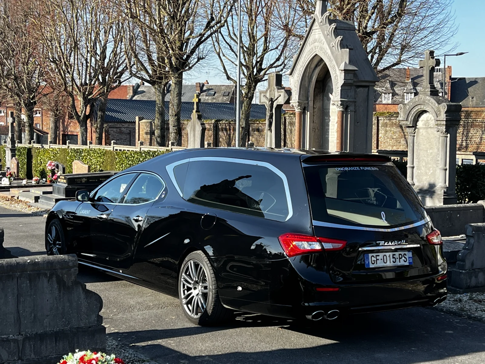 Le véhicule près de l’entrée du cimetière