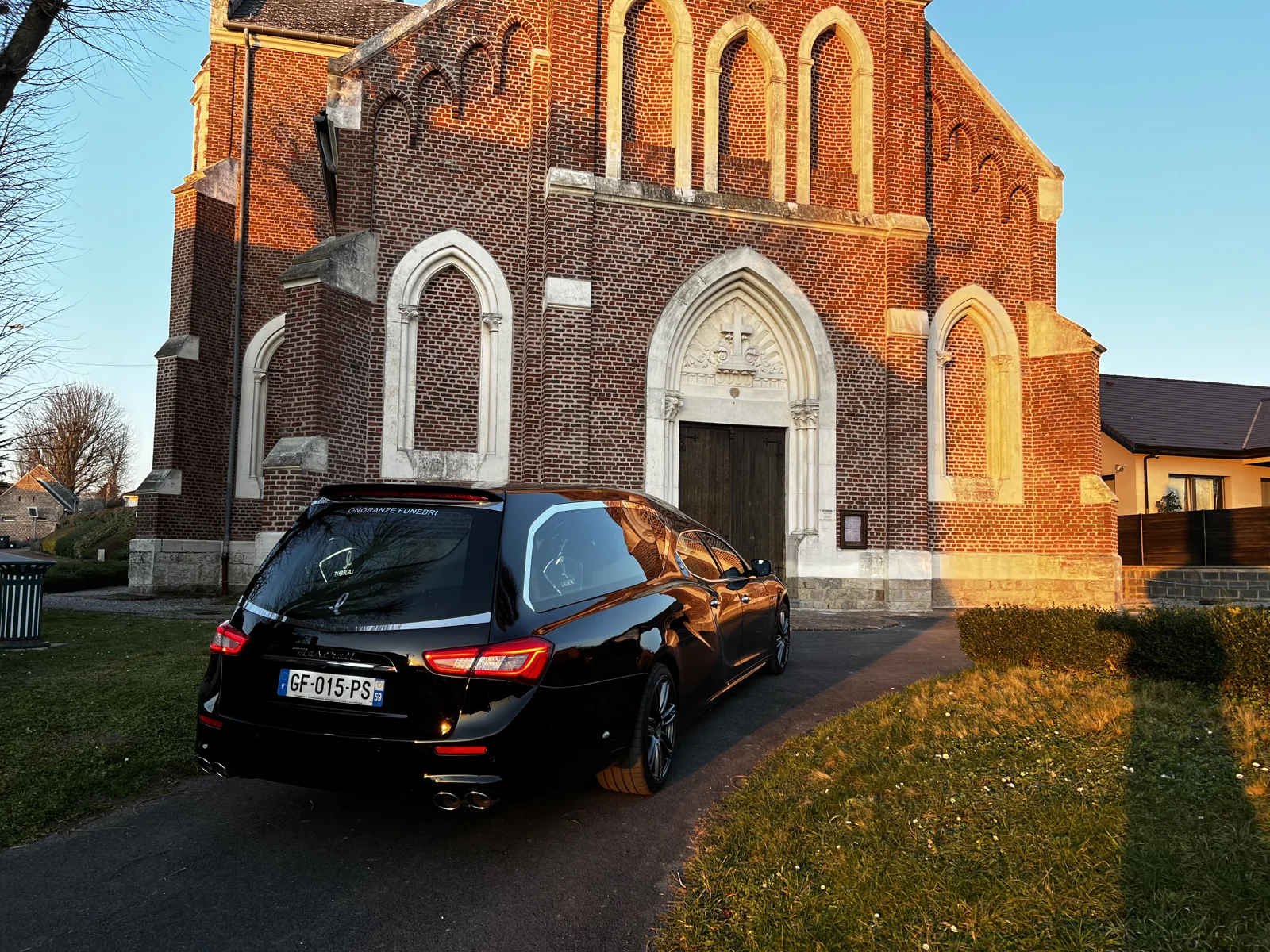 La lumière du soir devant l’église
