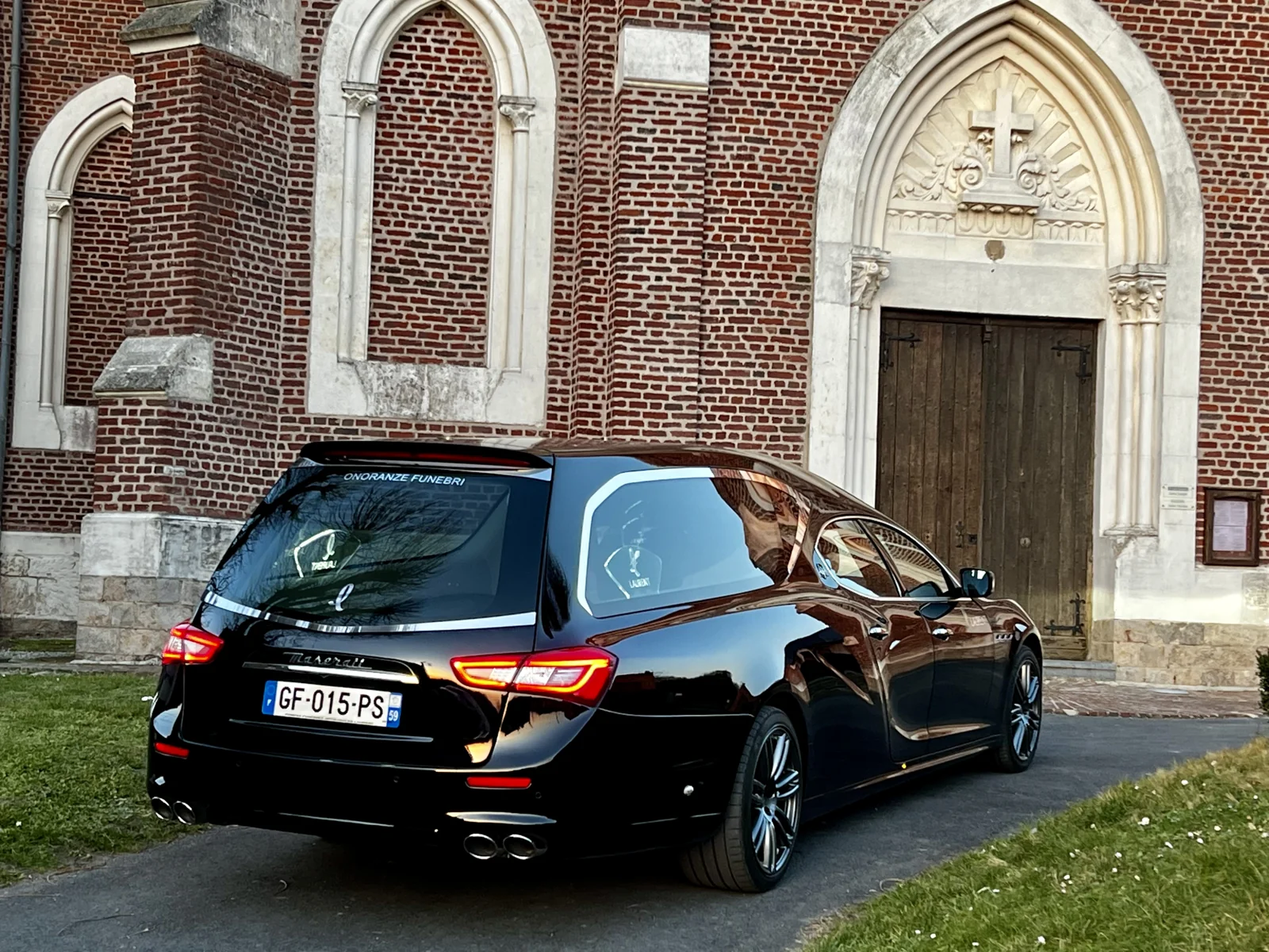 Une vue arrière devant l’église
