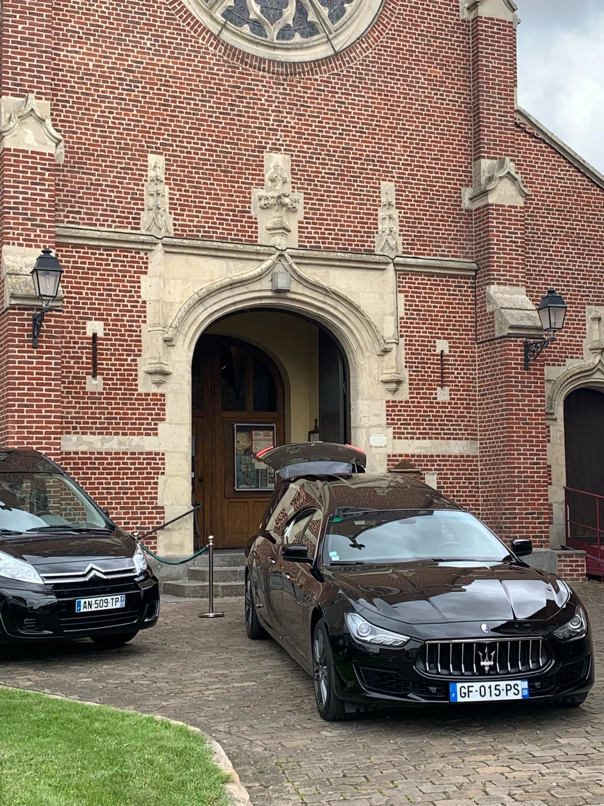 Le véhicule préparé devant l’église