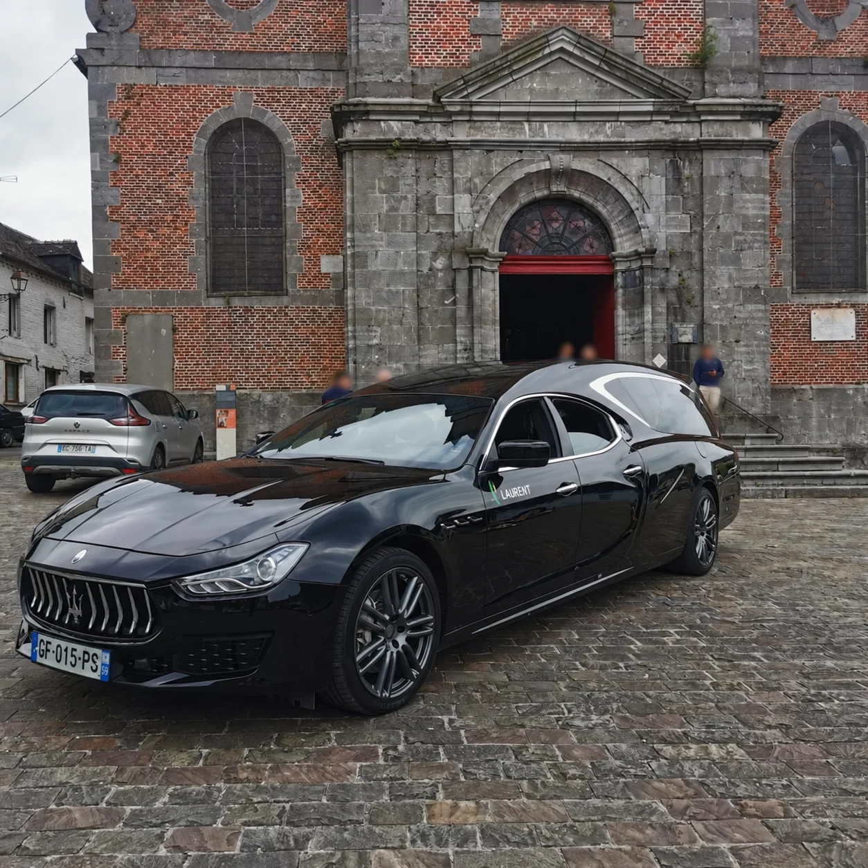 La Maserati Laurent sur le parvis