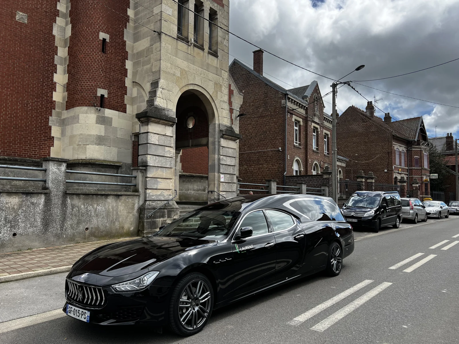 La Maserati dans la rue de l’église