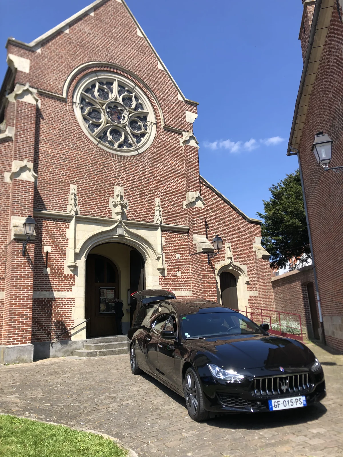 Une vue d’ensemble devant l’église