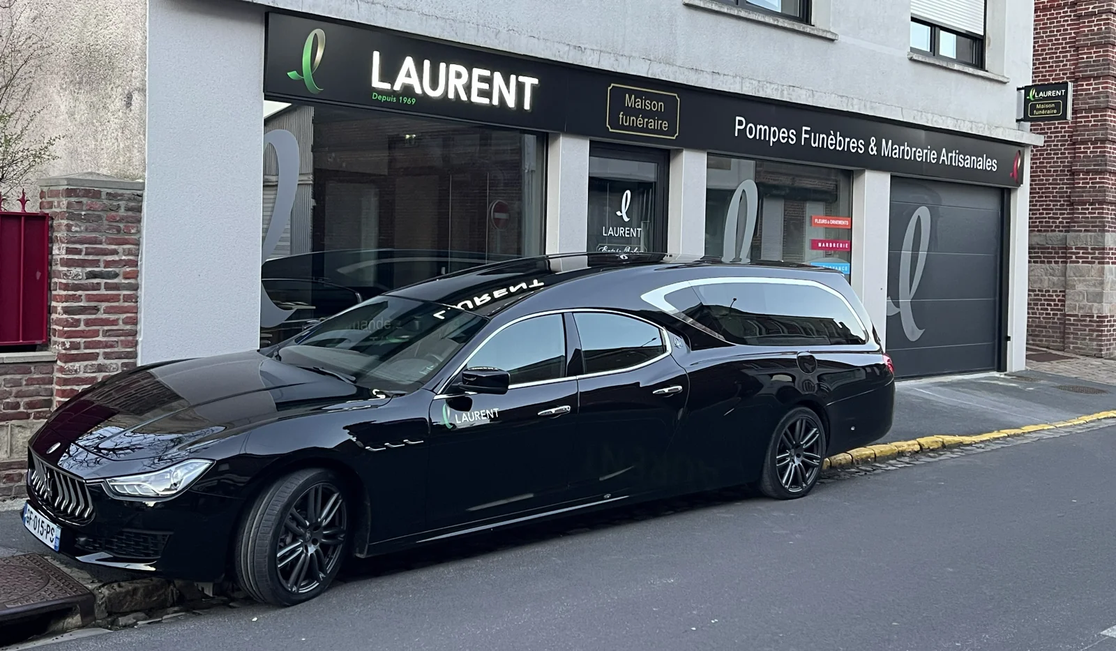 La Maserati devant la maison de Carnières