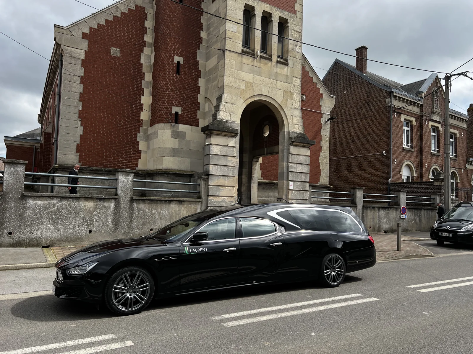 Le profil du véhicule devant l’église