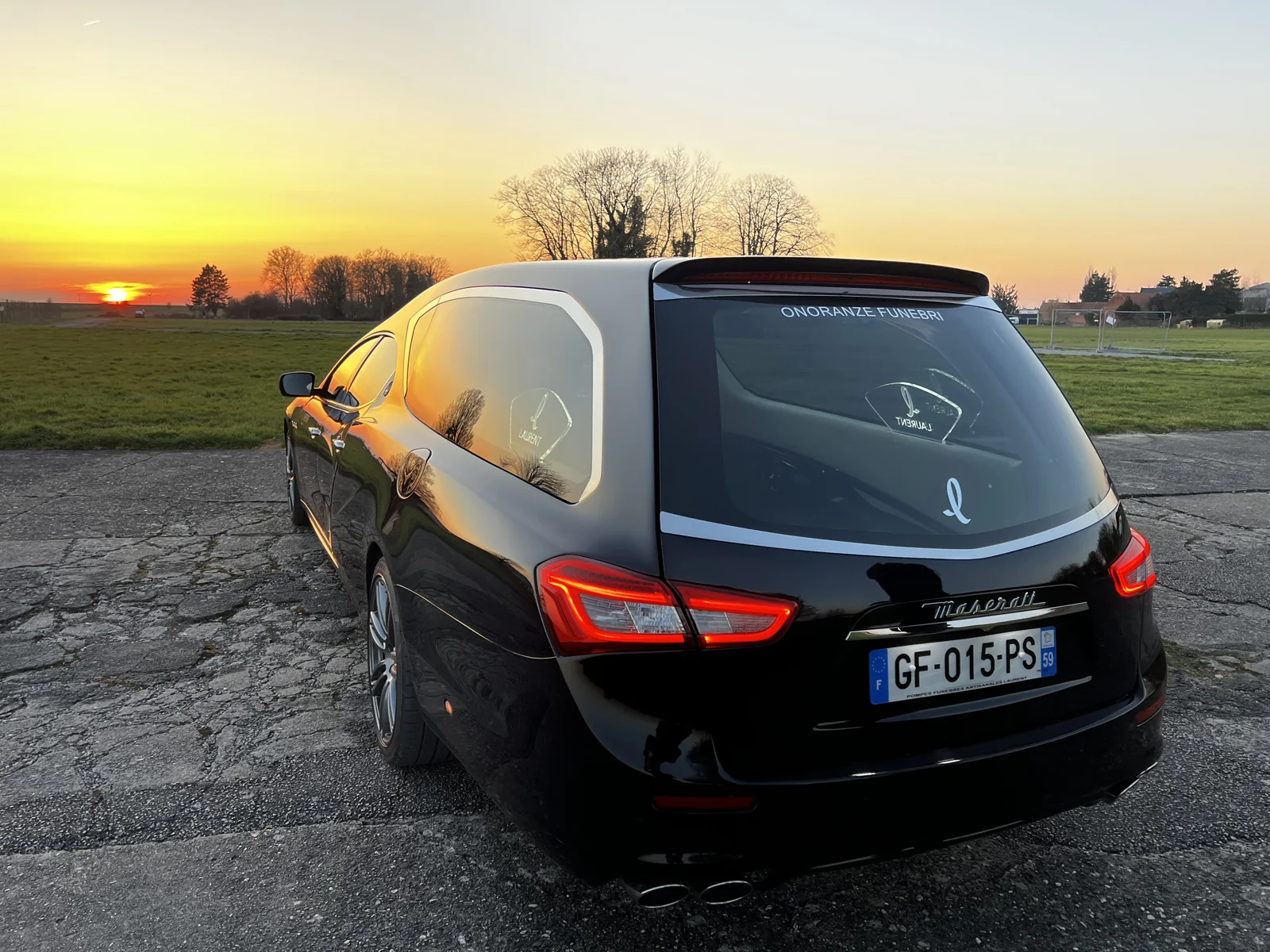 Une vue arrière au coucher du soleil