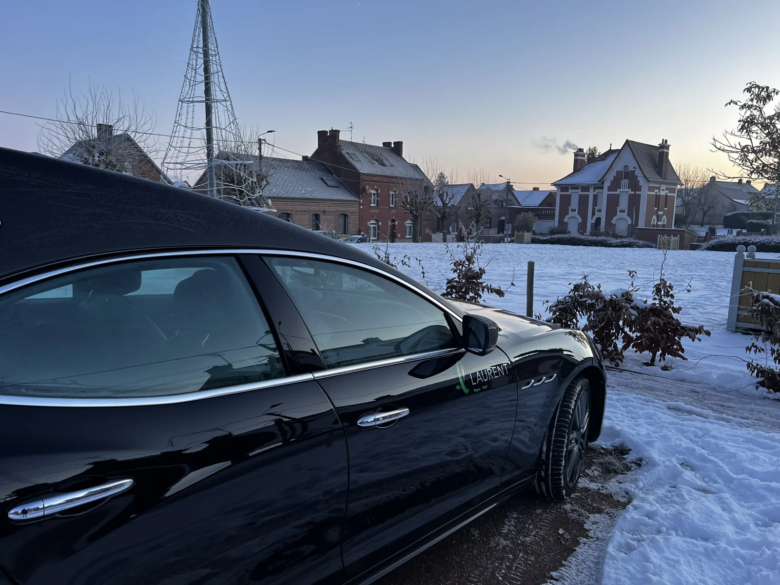 Le véhicule dans un paysage enneigé