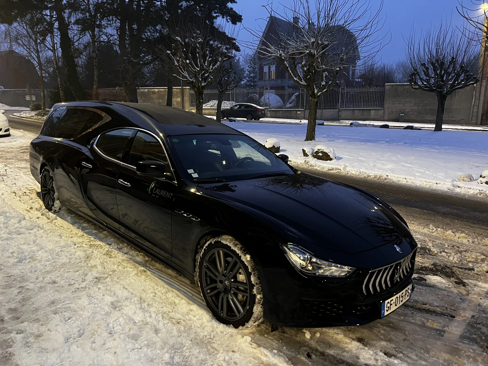 La Maserati sous la lumière hivernale