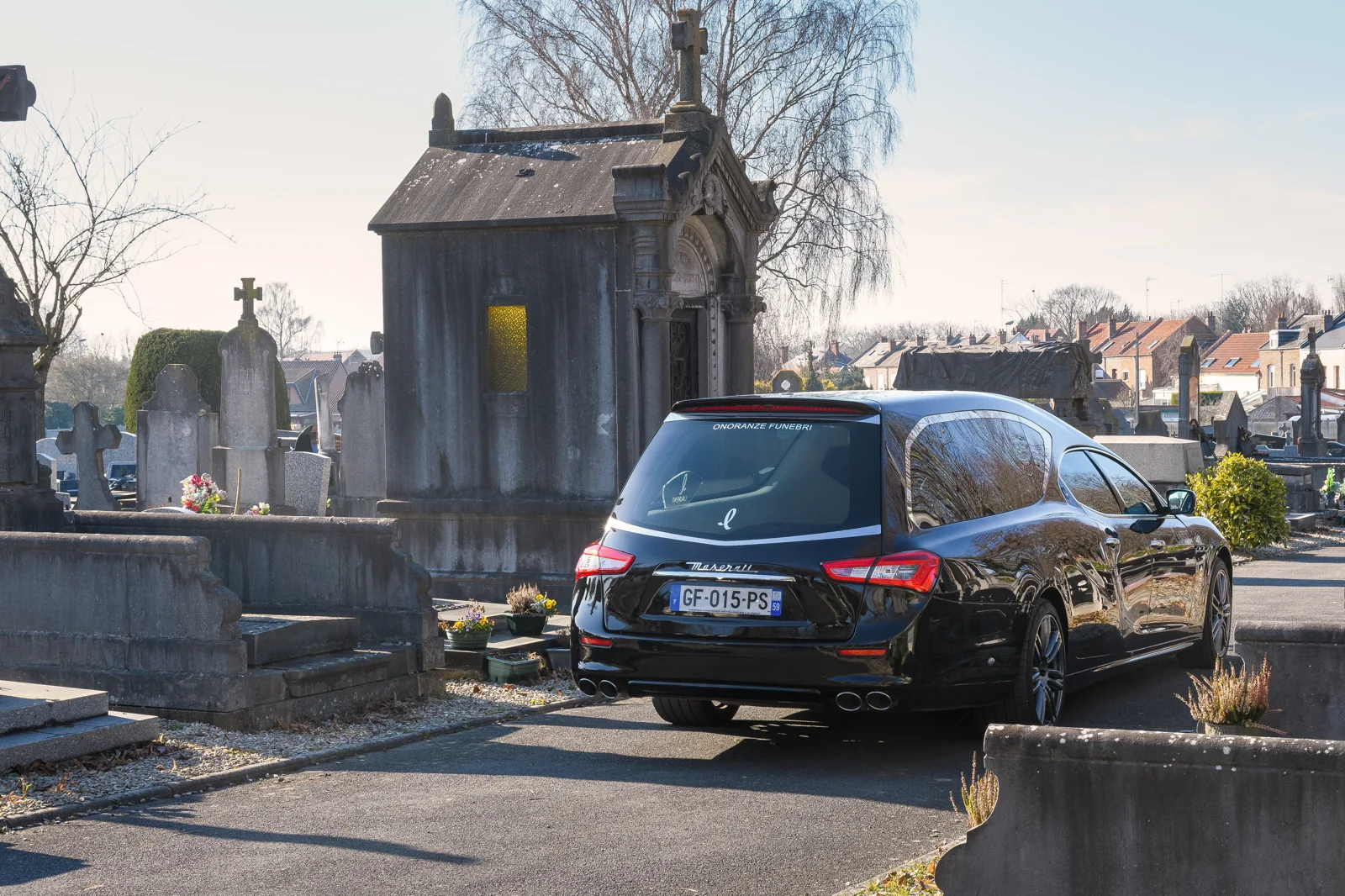 Le véhicule de cérémonie au cimetière