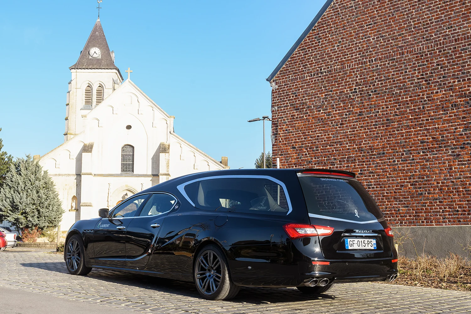 Une vue de profil devant l’église