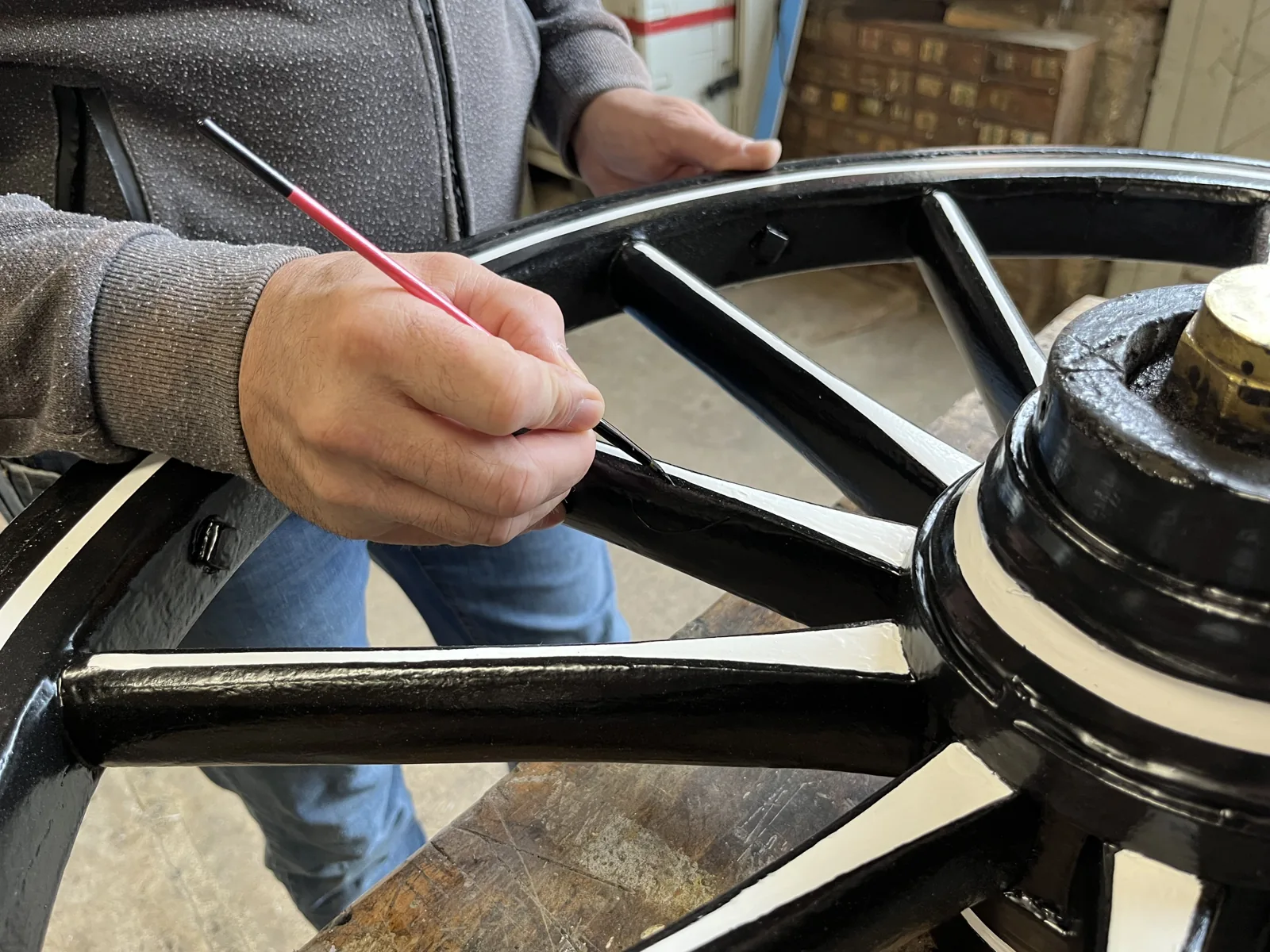 La peinture à la main des roues de notre calèche