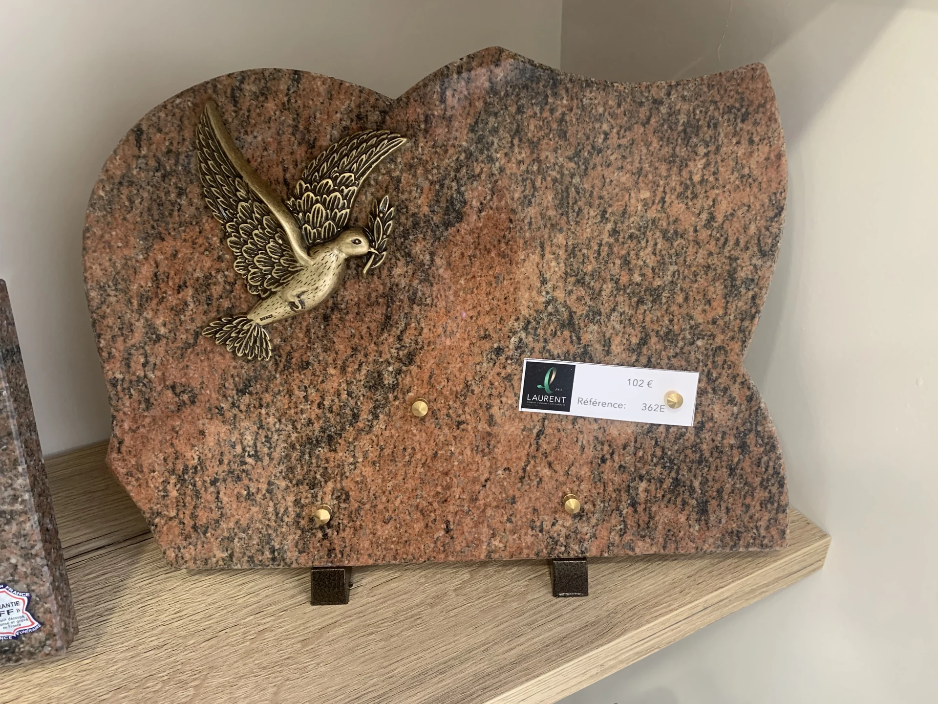 Détail d’une plaque funéraire Laurent : motif et matière