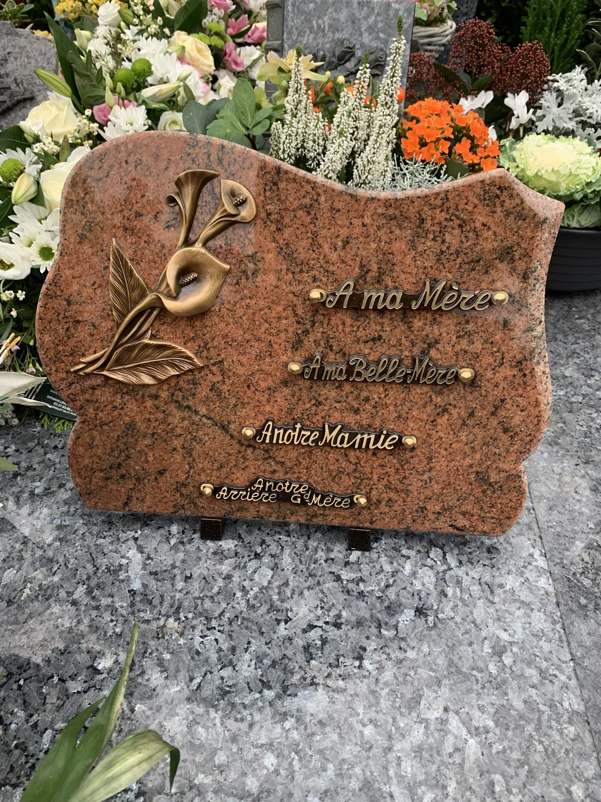 Une plaque avec rose et messages de souvenir