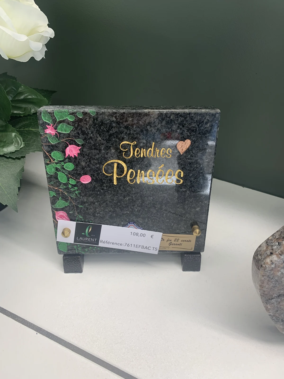 Une composition florale autour du message « Tendres pensées »