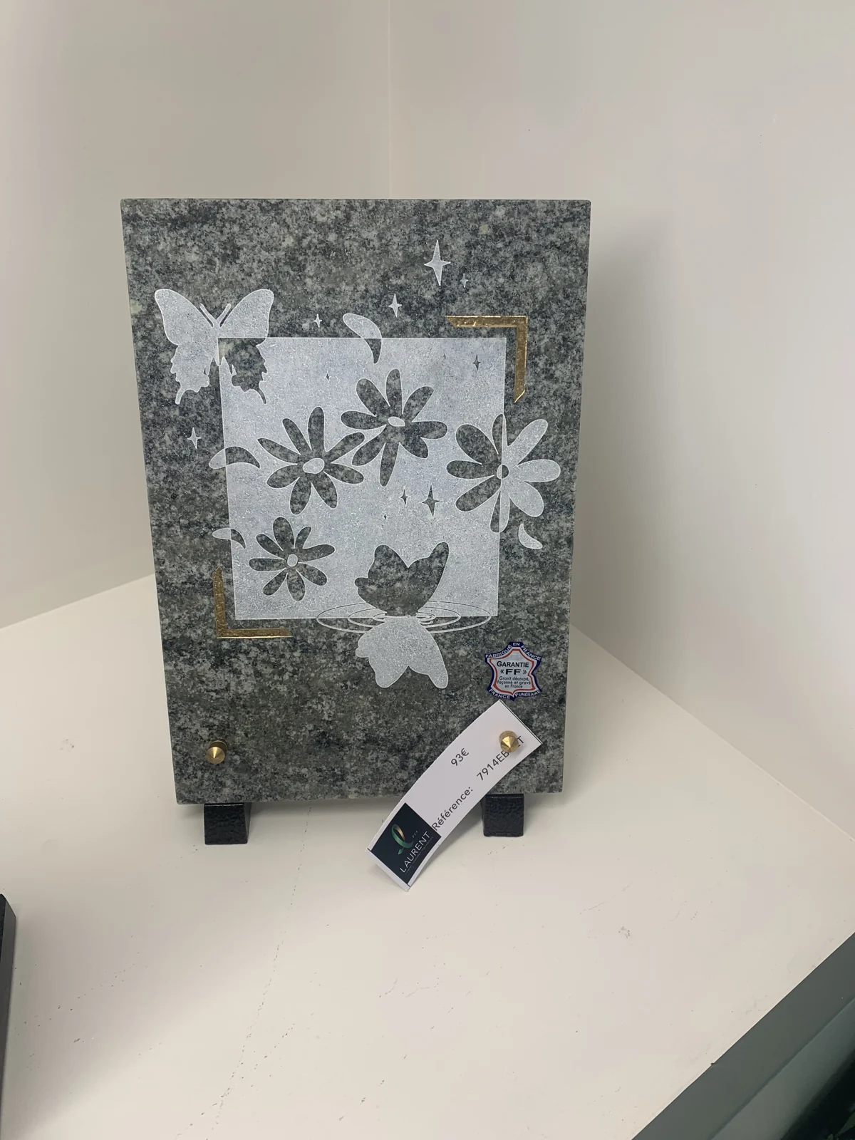 Un décor de fleurs et de papillons