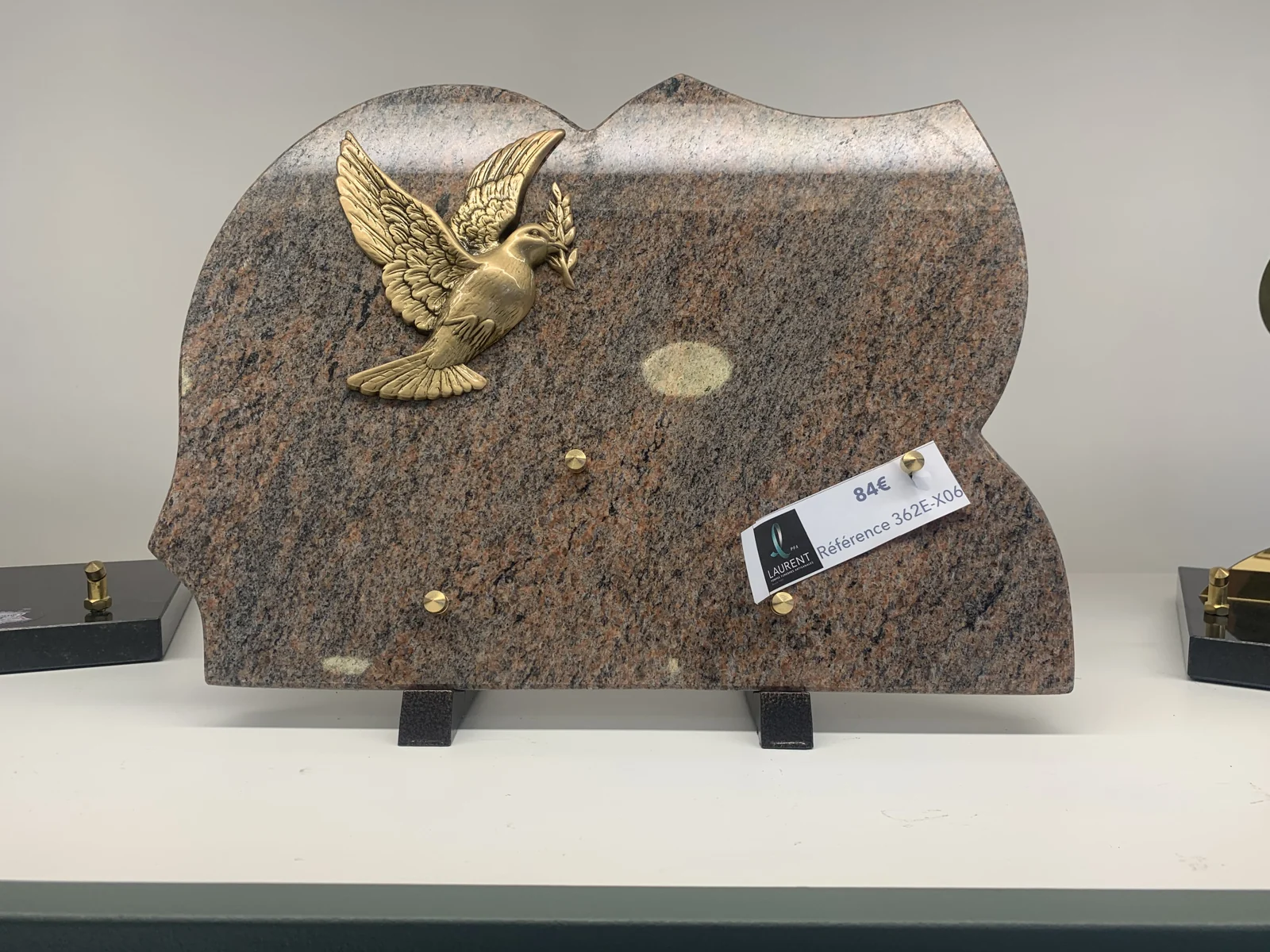 Une colombe dorée sur un granit veiné