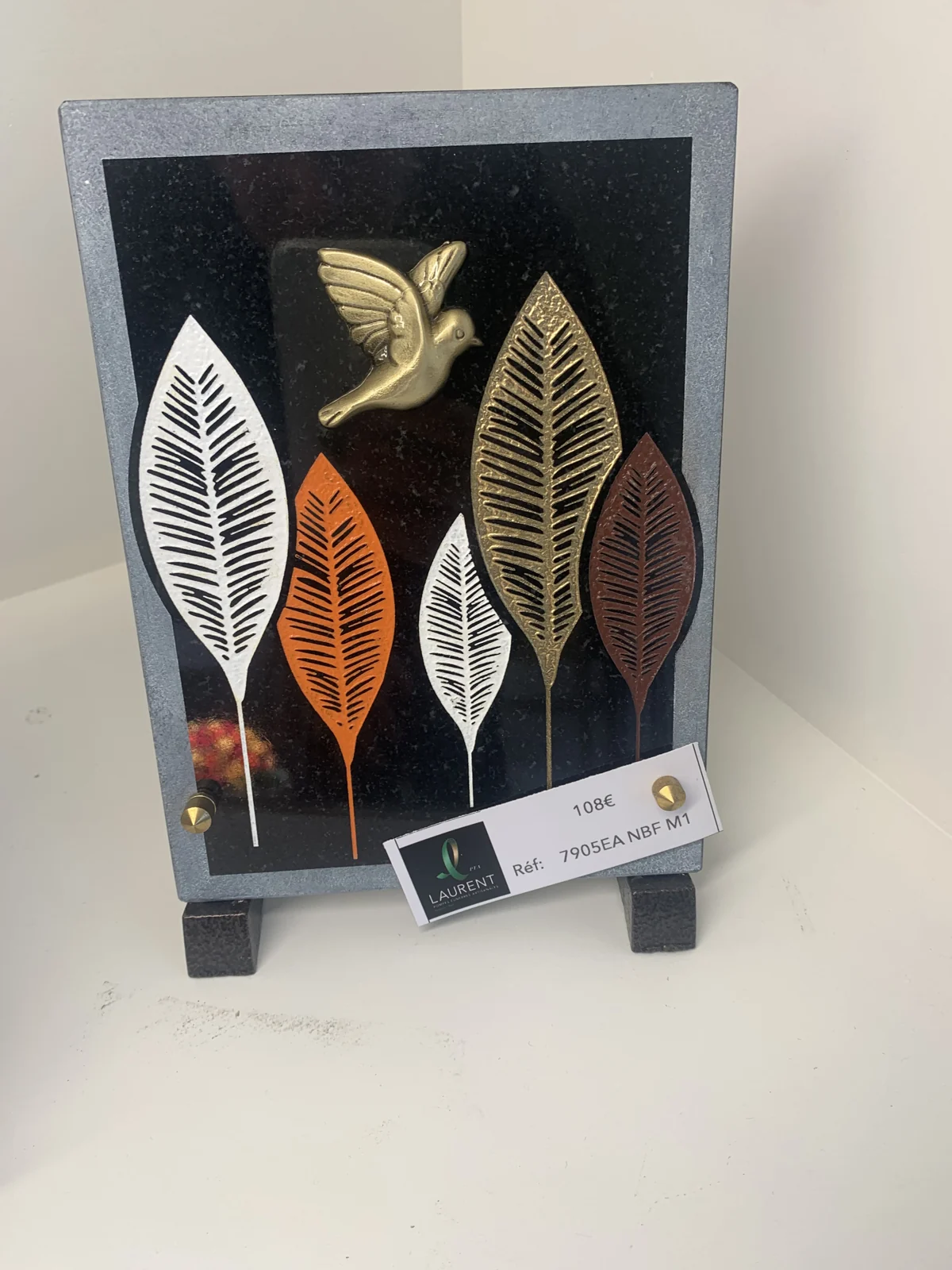 Des feuilles colorées et une colombe