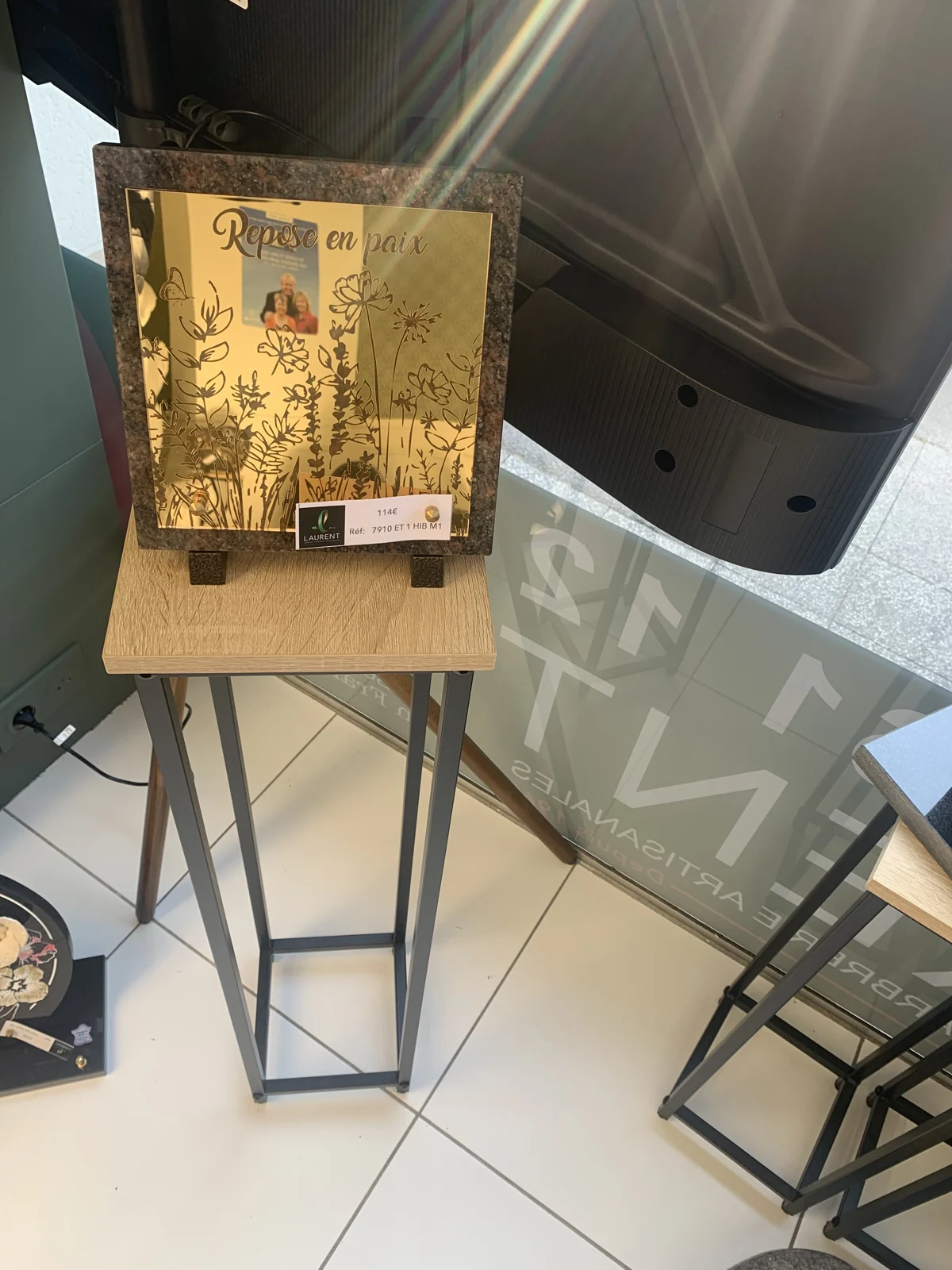 Un modèle lumineux présenté en vitrine