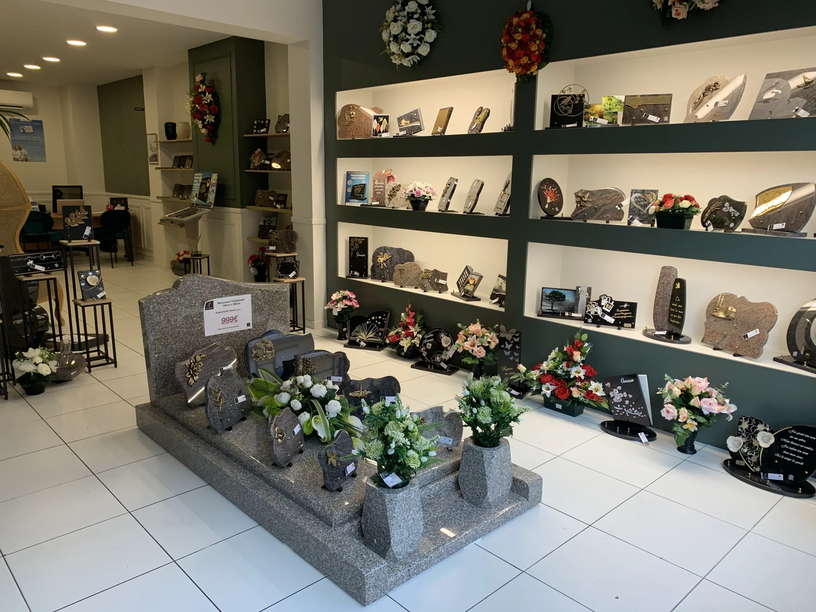 Plaques et compositions florales présentées dans notre agence de Cambrai
